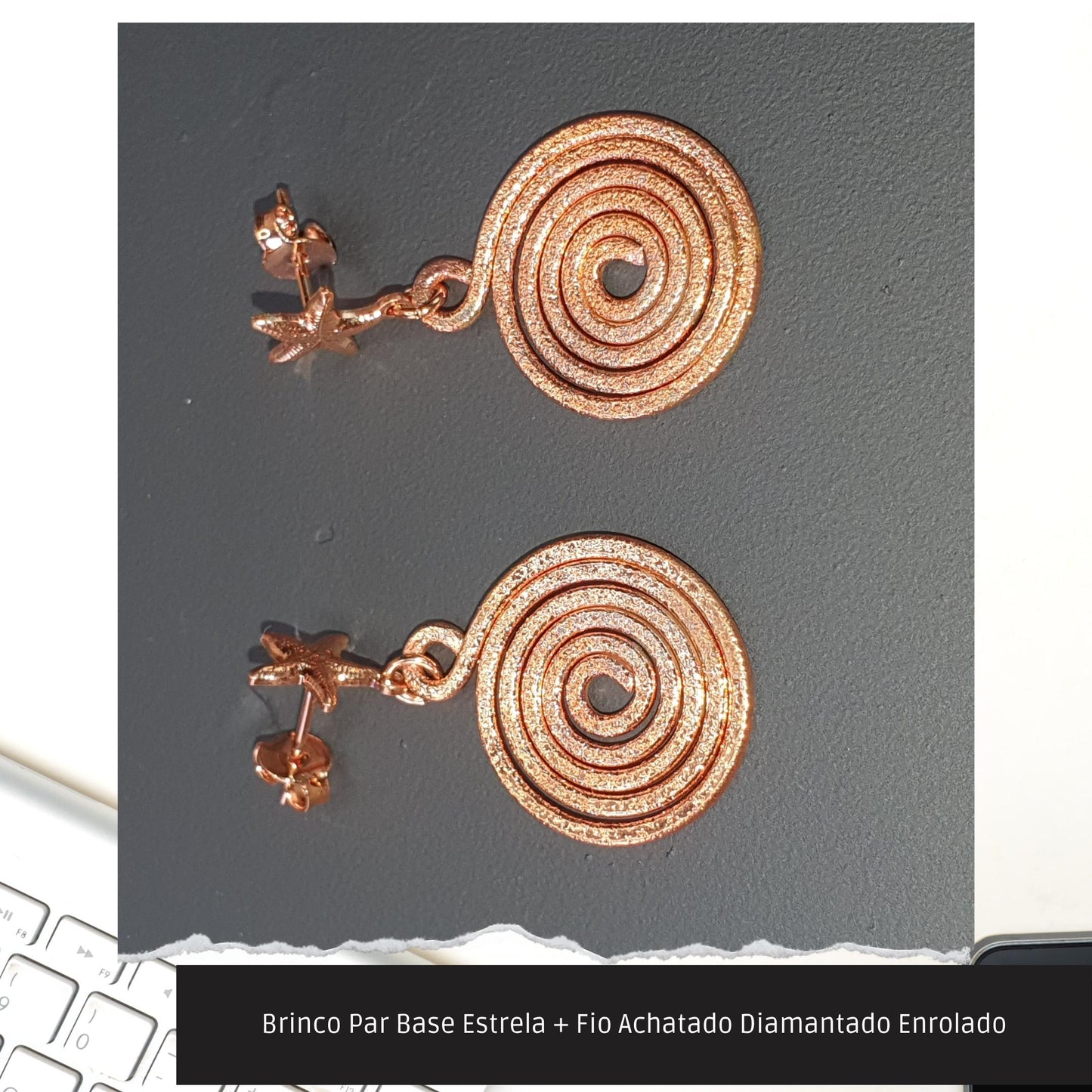 Brinco Par Base Estrela + Fio Achatado Diamantado Enrolado  - Código.: BR230008AIBR  - Peso.: 4.6 gr