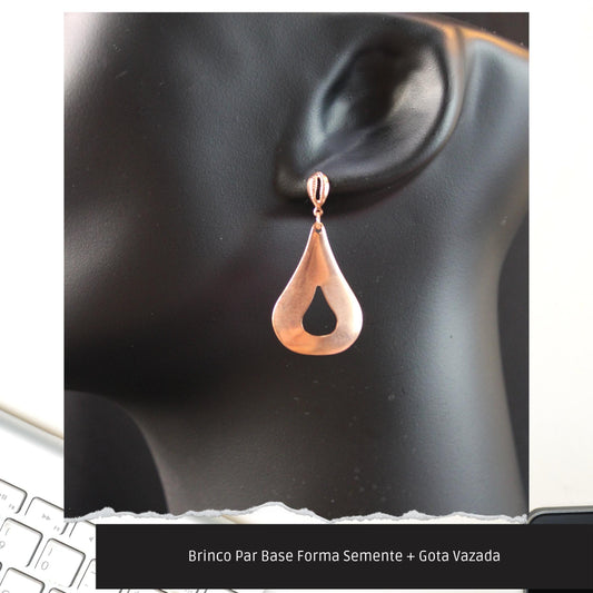 Brinco Par Base Forma Semente + Gota Vazada  - Código.: BR230013AIBR  - Peso.: 3.0 gr