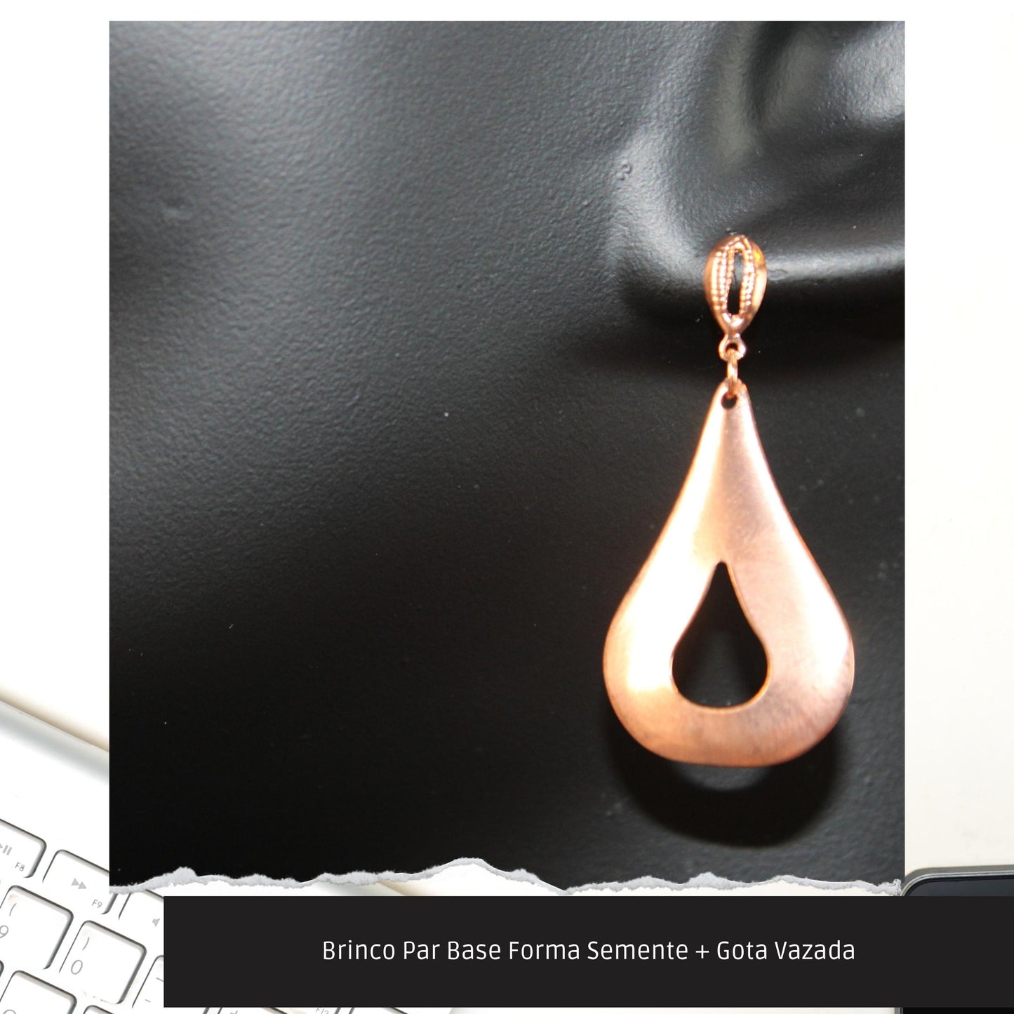 Brinco Par Base Forma Semente + Gota Vazada  - Código.: BR230013AIBR  - Peso.: 3.0 gr