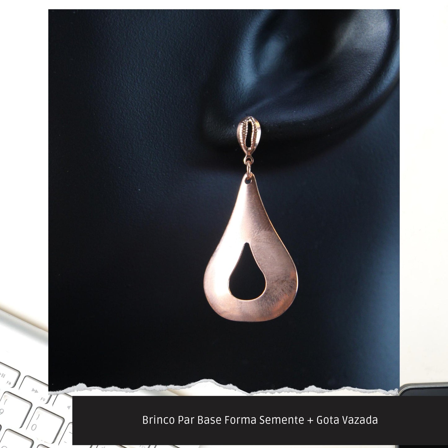 Brinco Par Base Forma Semente + Gota Vazada  - Código.: BR230013AIBR  - Peso.: 3.0 gr