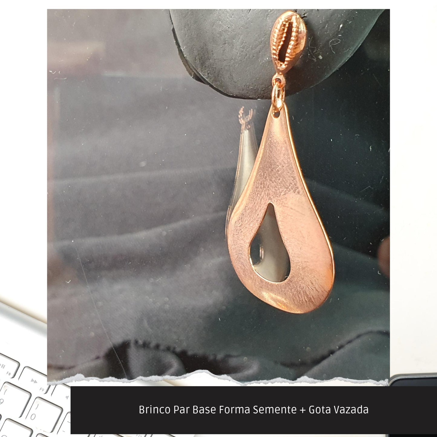 Brinco Par Base Forma Semente + Gota Vazada  - Código.: BR230013AIBR  - Peso.: 3.0 gr