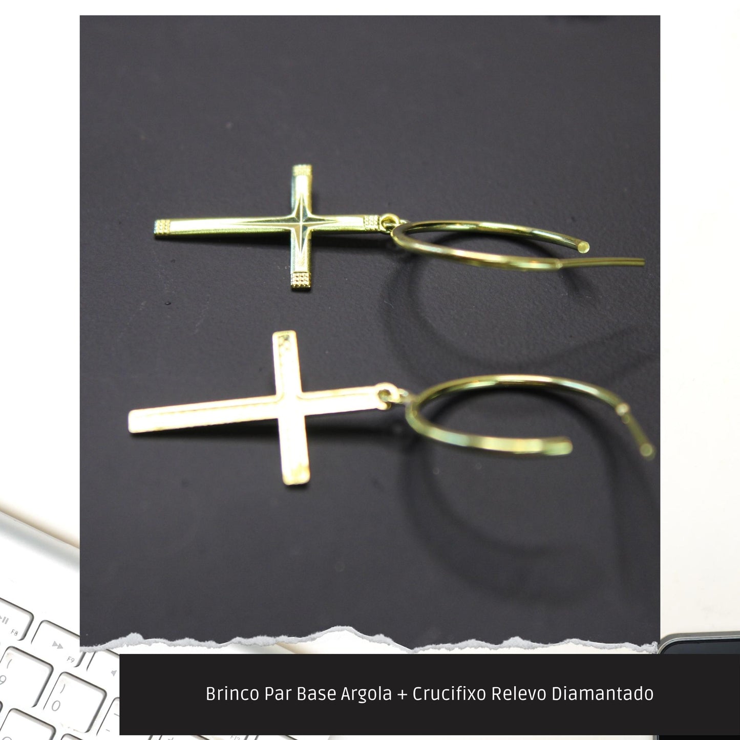 Brinco Par Base Argola + Crucifixo Relevo Diamantado  - Código.: BR230016AIBR  - Peso.: 2.0 gr