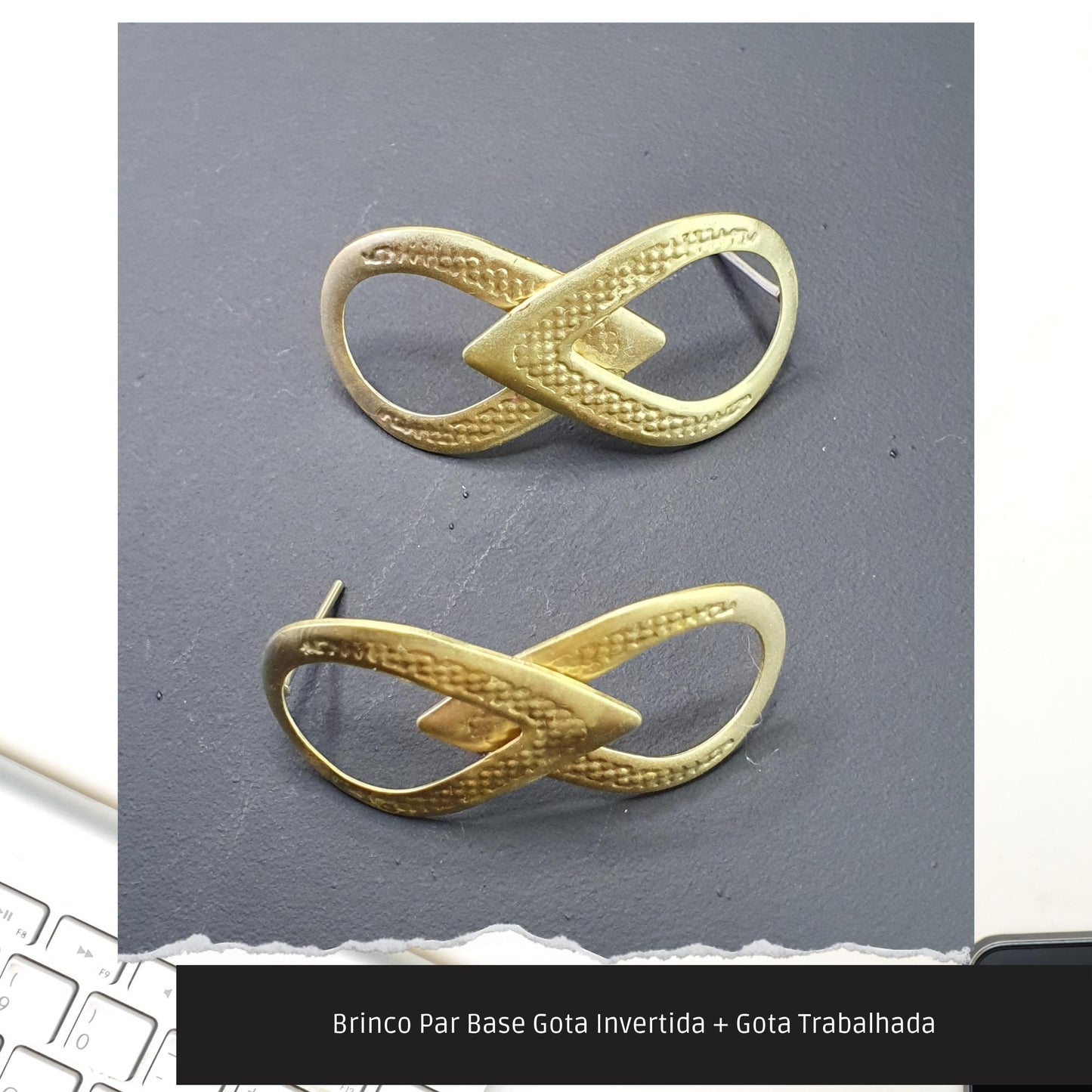 Brinco Par Base Gota Invertida + Gota Trabalhada  - Código.: BR230042AIBR  - Peso.: 2.5 gr