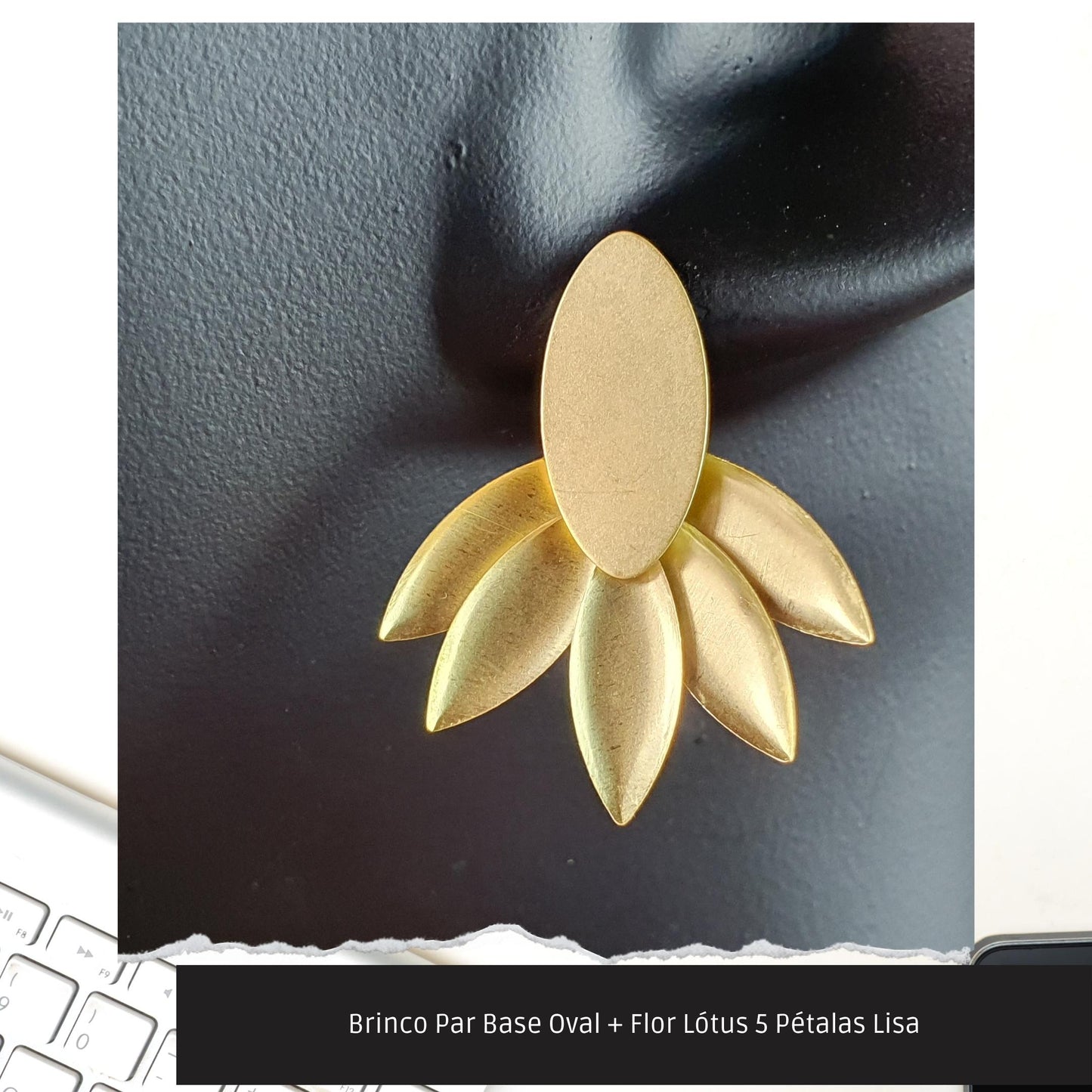 Brinco Par Base Oval + Flor Lótus 5 Pétalas Lisa  - Código.: BR230049AIBR  - Peso.: 3.8 gr