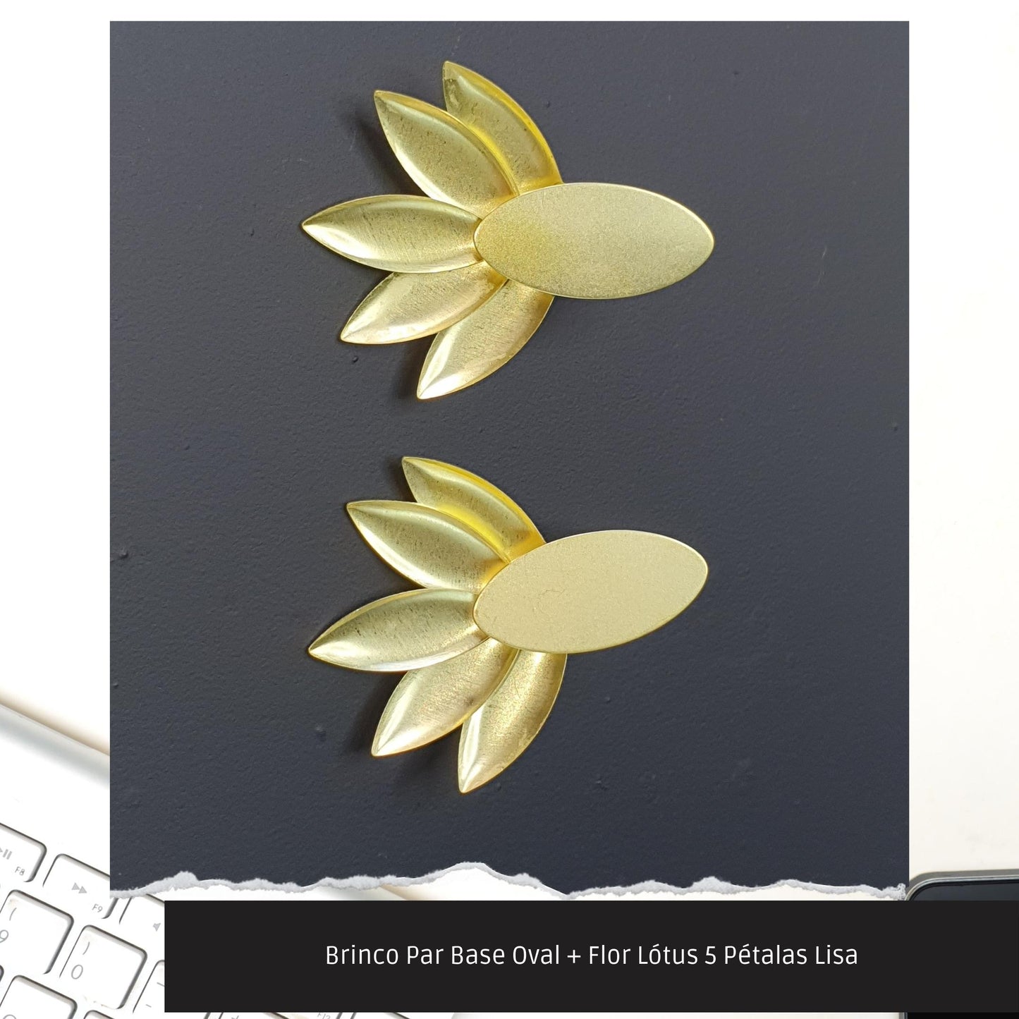 Brinco Par Base Oval + Flor Lótus 5 Pétalas Lisa  - Código.: BR230049AIBR  - Peso.: 3.8 gr