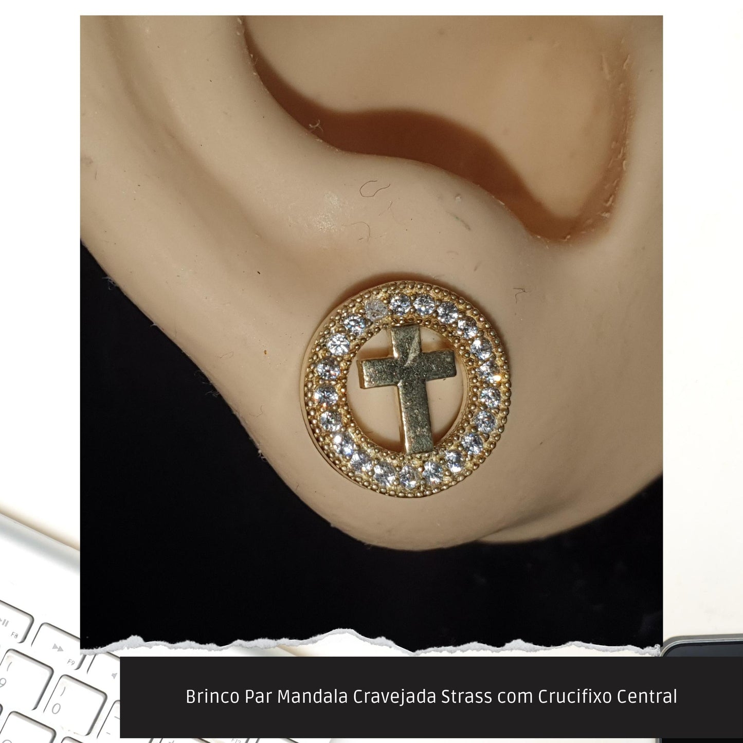 Brinco Par Mandala Cravejada Strass com Crucifixo Central  - Código.: BR230062AIBR  - Peso.: 1.3 gr