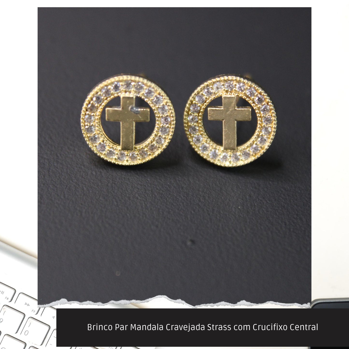Brinco Par Mandala Cravejada Strass com Crucifixo Central  - Código.: BR230062AIBR  - Peso.: 1.3 gr