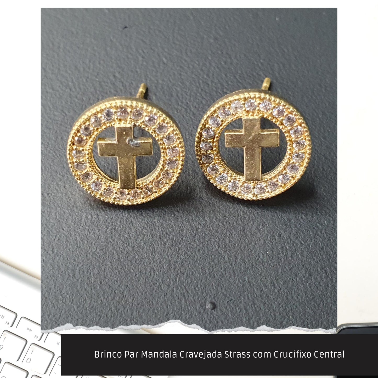 Brinco Par Mandala Cravejada Strass com Crucifixo Central  - Código.: BR230062AIBR  - Peso.: 1.3 gr