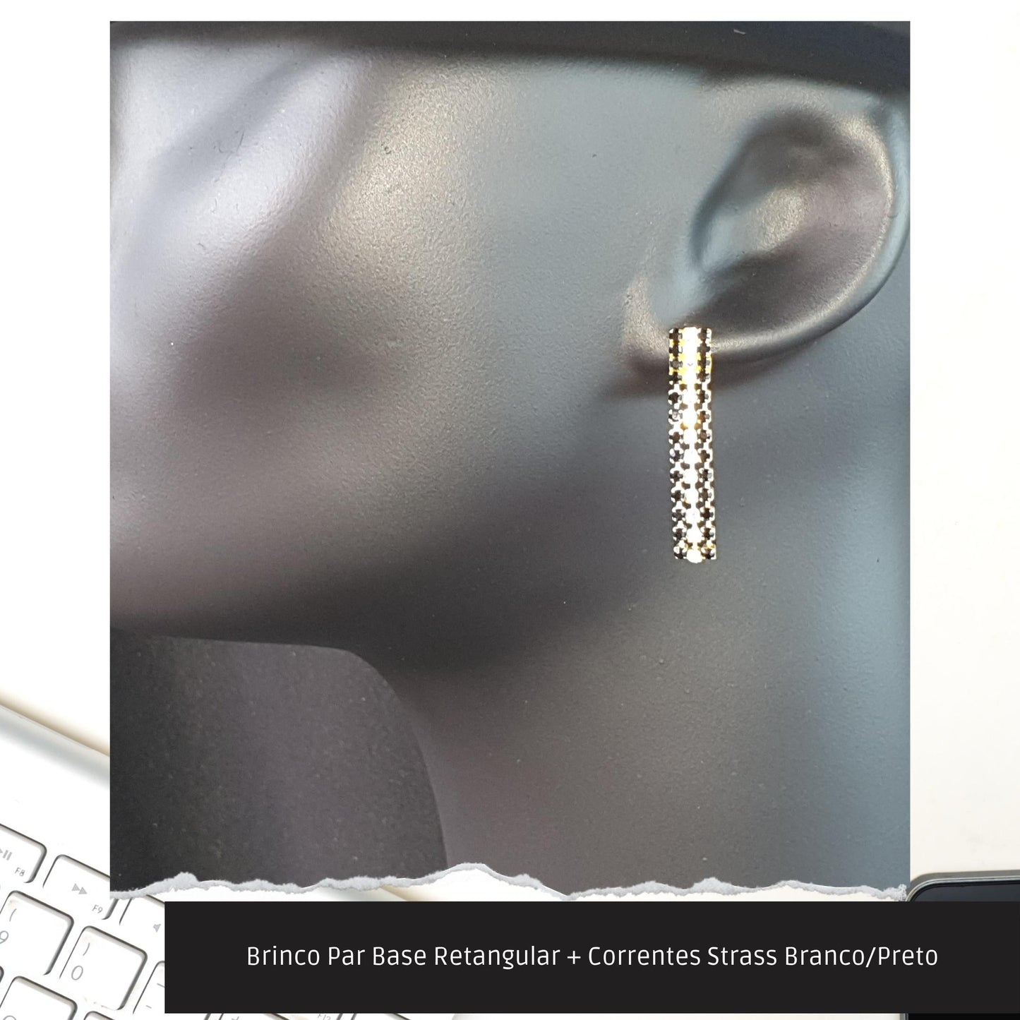 Brinco Par Base Retangular + Correntes Strass Branco/Preto  - Código.: BR230063AIBR  - Peso.: 2.2 gr