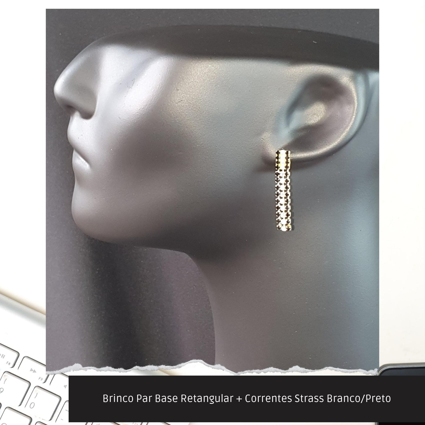 Brinco Par Base Retangular + Correntes Strass Branco/Preto  - Código.: BR230063AIBR  - Peso.: 2.2 gr
