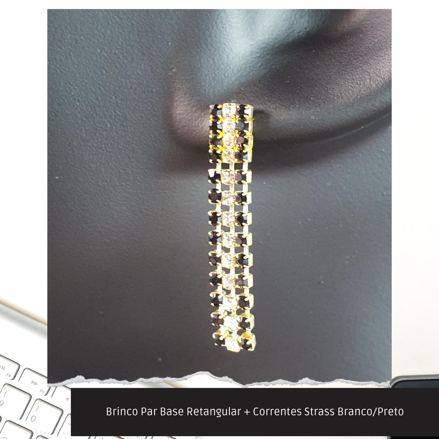 Brinco Par Base Retangular + Correntes Strass Branco/Preto  - Código.: BR230063AIBR  - Peso.: 2.2 gr
