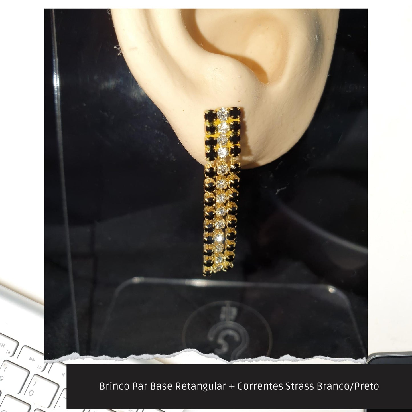 Brinco Par Base Retangular + Correntes Strass Branco/Preto  - Código.: BR230063AIBR  - Peso.: 2.2 gr