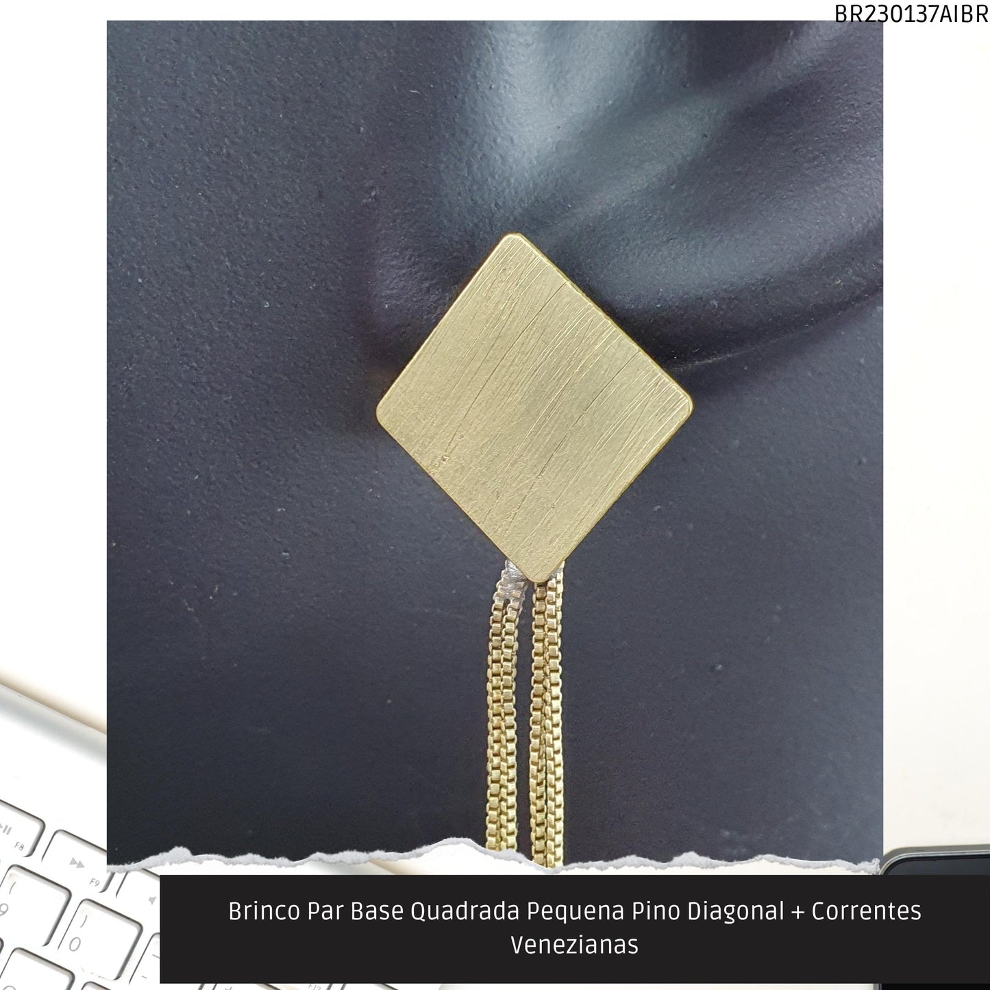 Brinco Par Base Quadrada Pequena Pino Diagonal + Correntes Venezianas  - Código.: BR230137AIBR  - Peso.: 4.8 gr