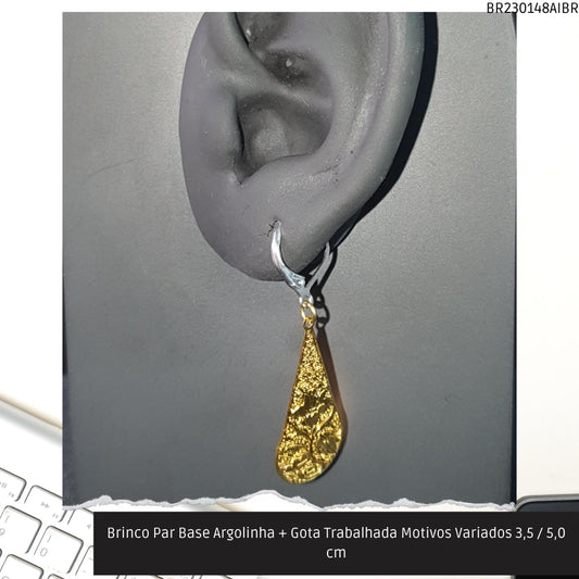 Brinco Par Base Argolinha + Gota Trabalhada Motivos Variados 3.5 / 5.0 cm  - Código.: BR230148AIBR  - Peso.: 2.2 gr