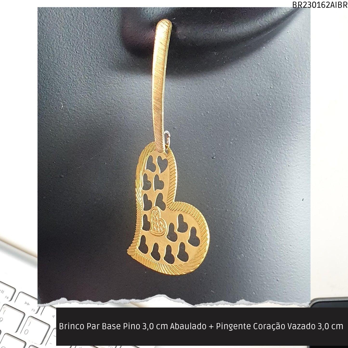 Brinco Par Base Pino 3.0 cm Abaulado + Pingente Coração Vazado 3.0 cm   - Código.: BR230162AIBR  - Peso.: 3.5 gr