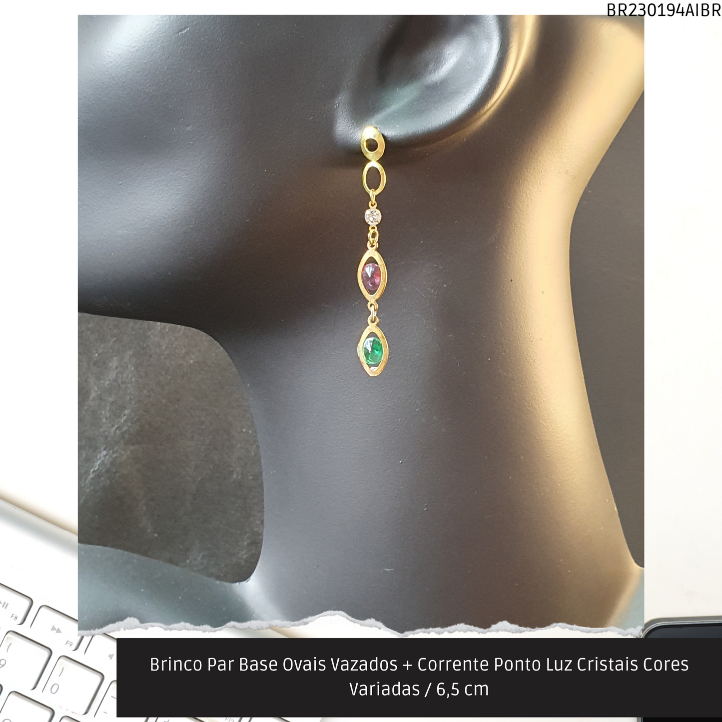 Brinco Par Base Ovais Vazados + Corrente Ponto Luz Cristais Cores Variadas / 6.5 cm   - Código.: BR230194AIBR  - Peso.: 2.8 gr