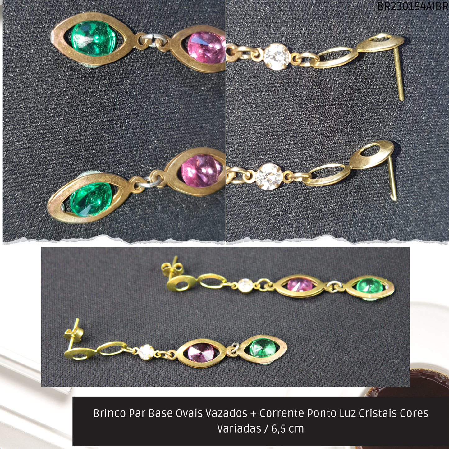 Brinco Par Base Ovais Vazados + Corrente Ponto Luz Cristais Cores Variadas / 6.5 cm   - Código.: BR230194AIBR  - Peso.: 2.8 gr
