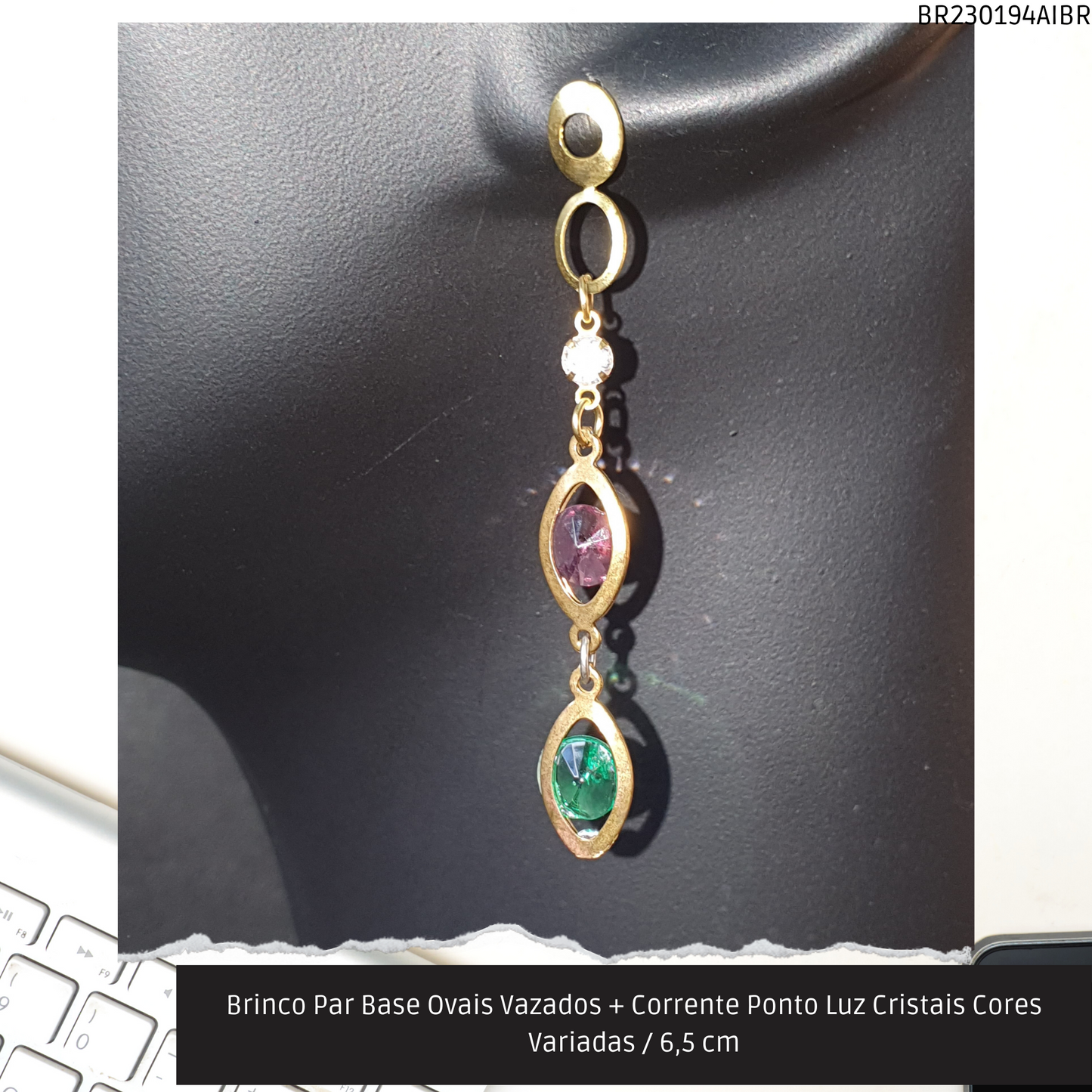 Brinco Par Base Ovais Vazados + Corrente Ponto Luz Cristais Cores Variadas / 6.5 cm   - Código.: BR230194AIBR  - Peso.: 2.8 gr