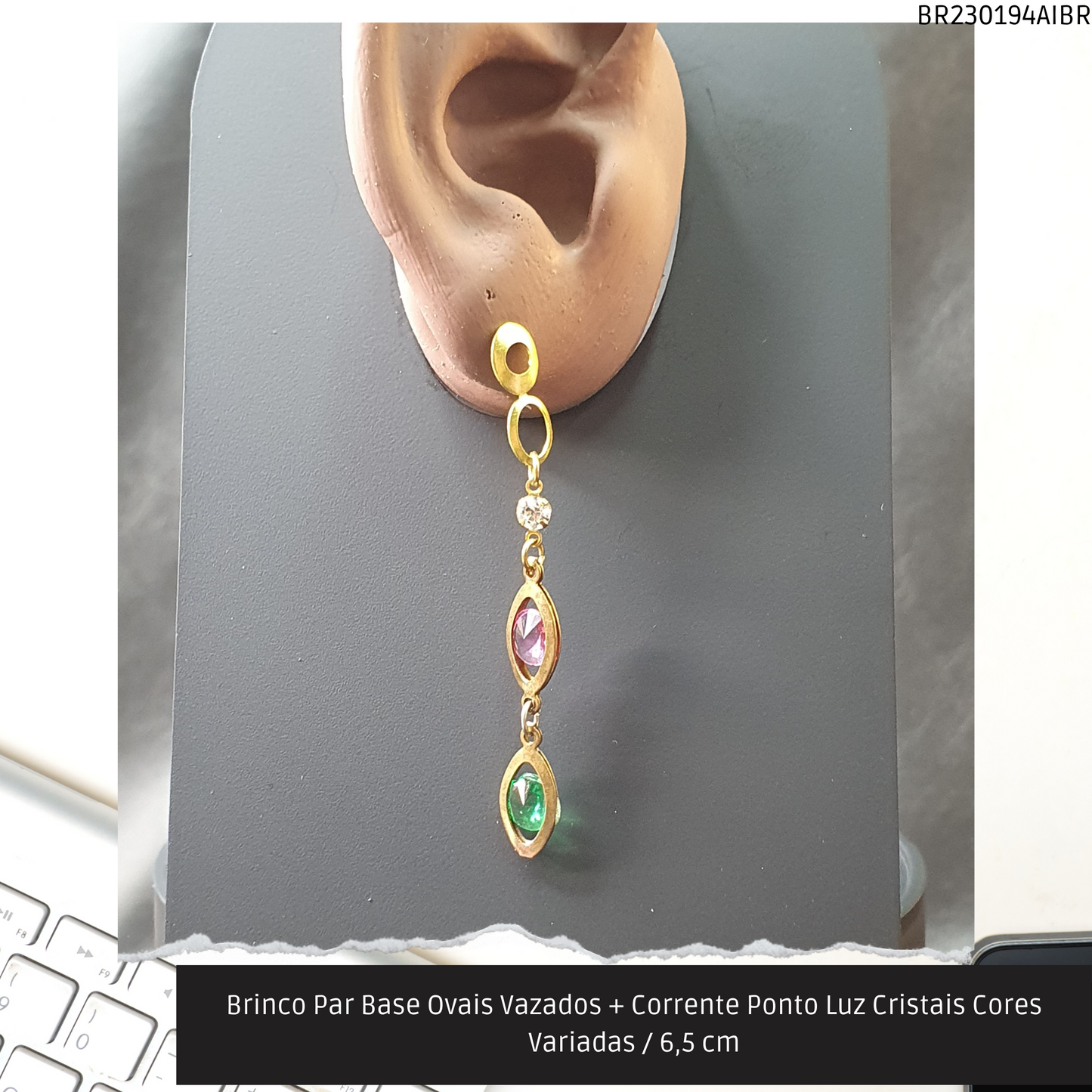 Brinco Par Base Ovais Vazados + Corrente Ponto Luz Cristais Cores Variadas / 6.5 cm   - Código.: BR230194AIBR  - Peso.: 2.8 gr
