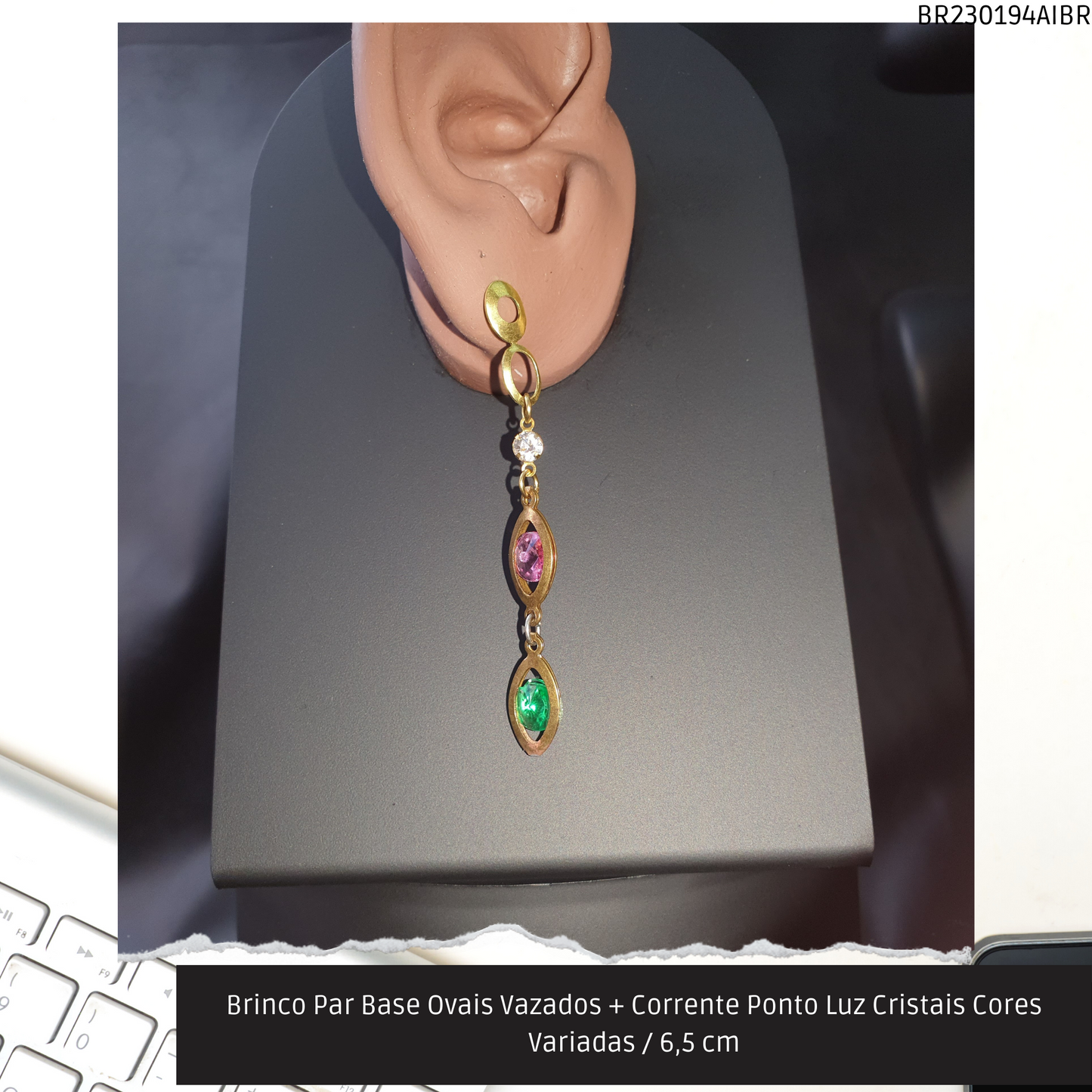 Brinco Par Base Ovais Vazados + Corrente Ponto Luz Cristais Cores Variadas / 6.5 cm   - Código.: BR230194AIBR  - Peso.: 2.8 gr