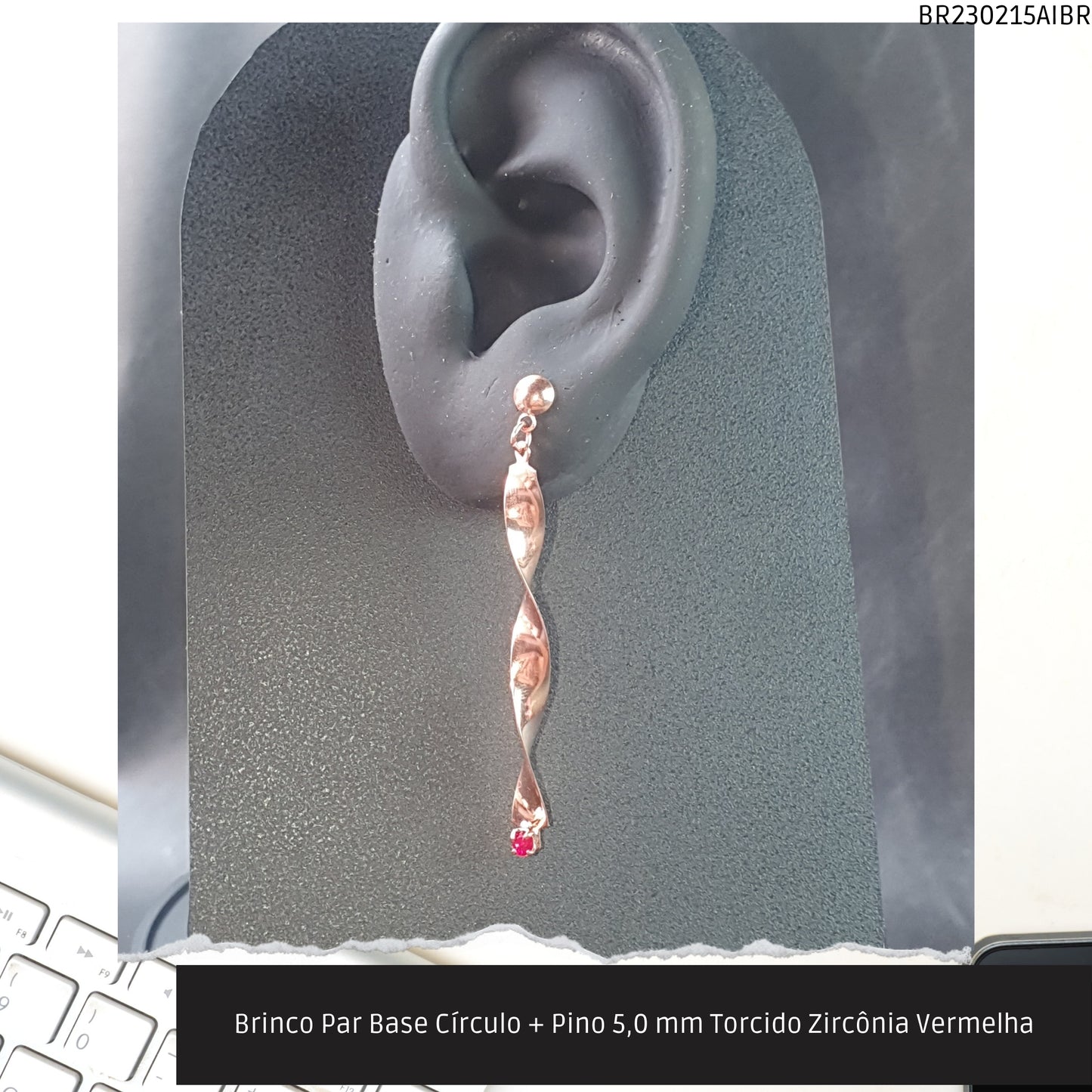 Brinco Par Base Círculo + Pino 5.0 mm Torcido Zirconia Vermelha  - Código.: BR230215AIBR  - Peso.: 2.3 gr