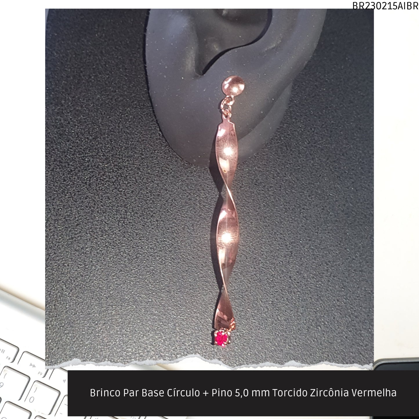 Brinco Par Base Círculo + Pino 5.0 mm Torcido Zirconia Vermelha  - Código.: BR230215AIBR  - Peso.: 2.3 gr