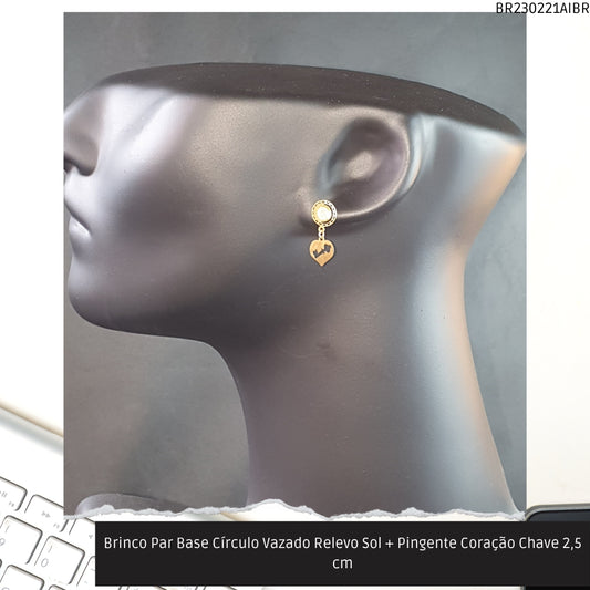 Brinco Par Base Círculo Vazado Relevo Sol + Pingente Coração Chave 2.5 cm   - Código.: BR230221AIBR  - Peso.: 1.0 gr