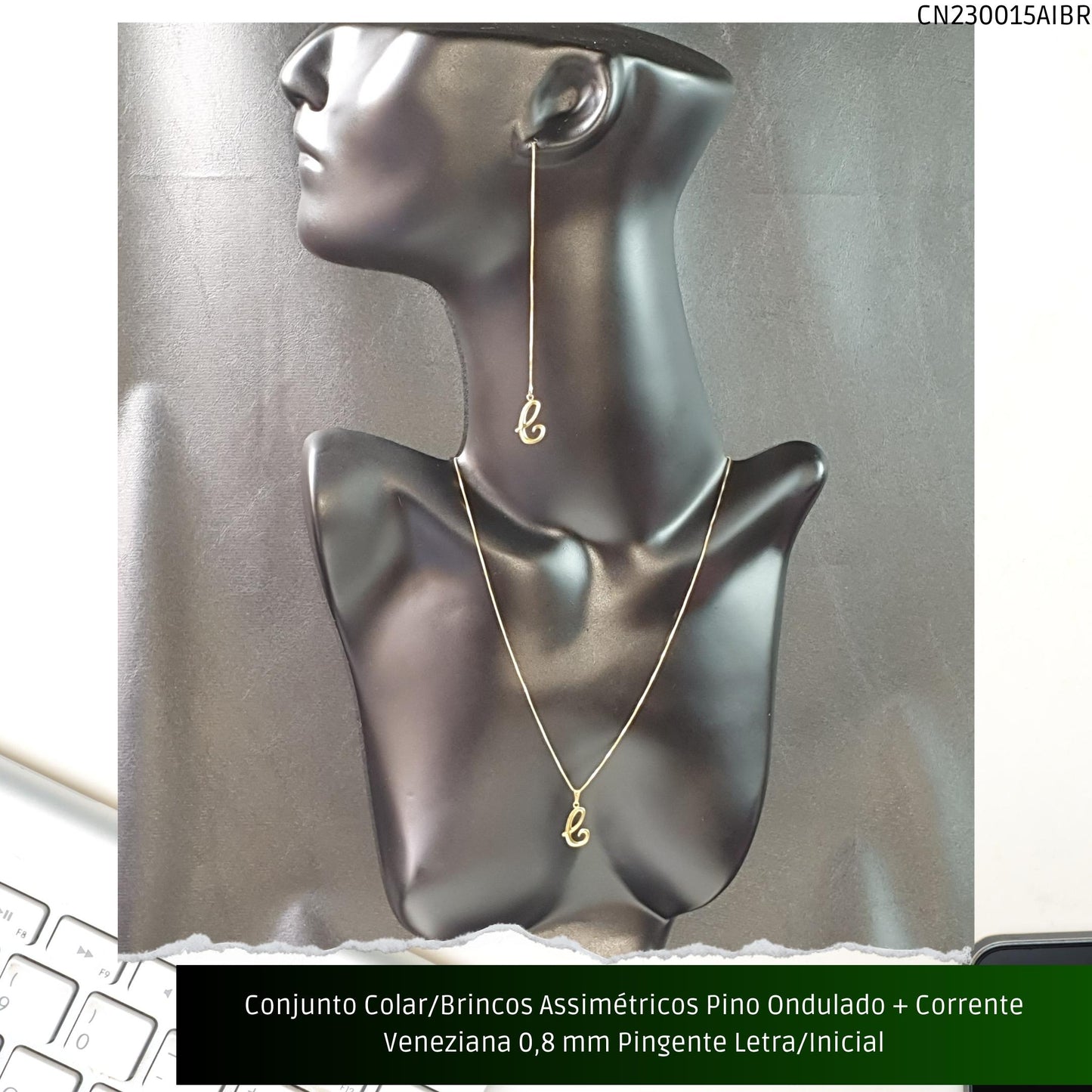 Conjunto Colar/Brincos Assimétricos Pino Ondulado + Corrente Veneziana 0.8 mm Pingente Letra/Inicial  - Código.: CN230015AIBR  - Peso.: 4.9 gr