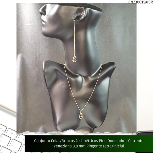 Conjunto Colar/Brincos Assimétricos Pino Ondulado + Corrente Veneziana 0.8 mm Pingente Letra/Inicial  - Código.: CN230015AIBR  - Peso.: 4.9 gr