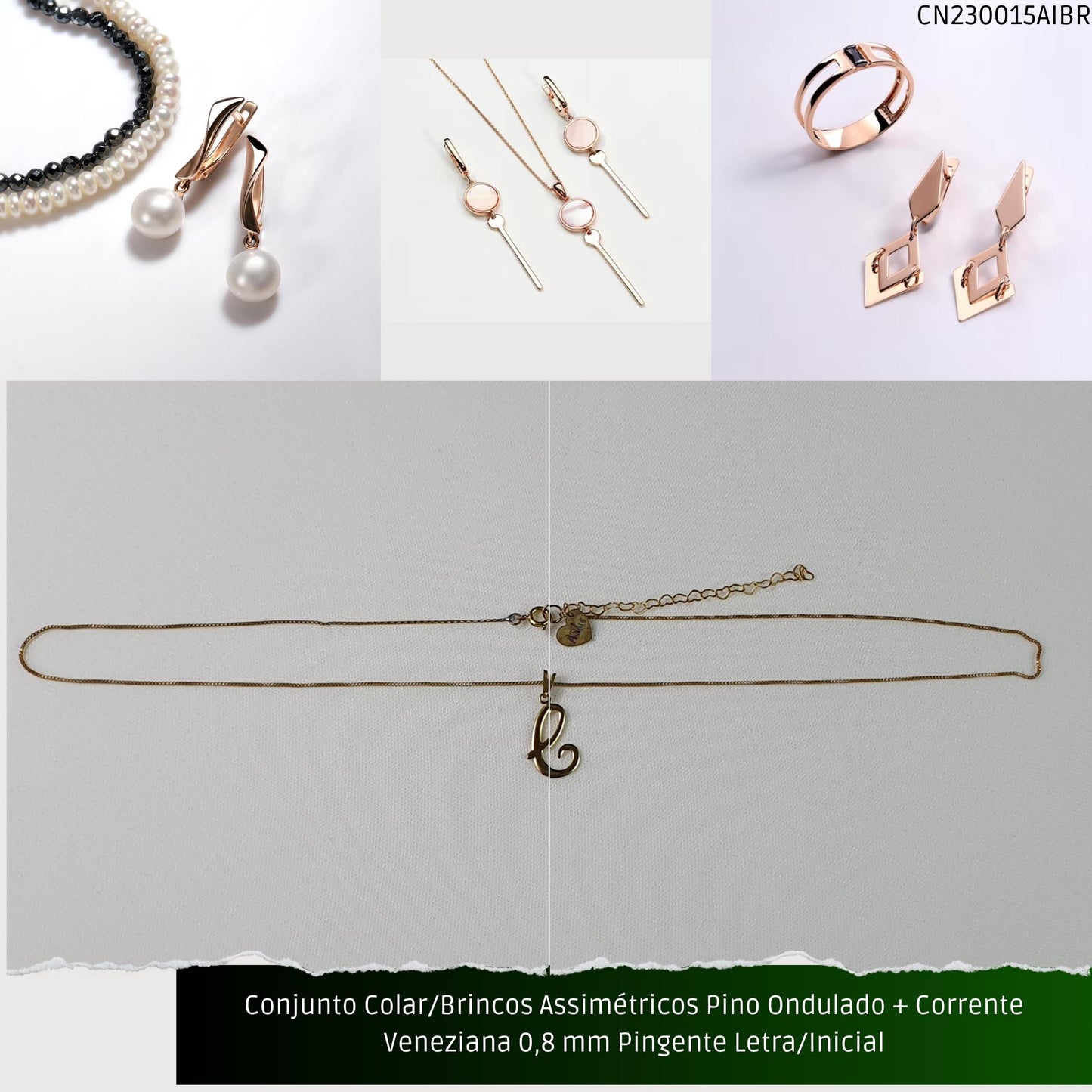 Conjunto Colar/Brincos Assimétricos Pino Ondulado + Corrente Veneziana 0.8 mm Pingente Letra/Inicial  - Código.: CN230015AIBR  - Peso.: 4.9 gr