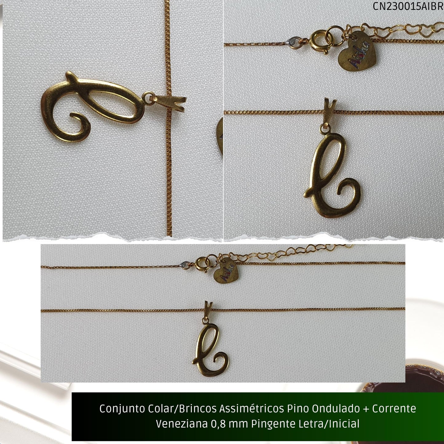 Conjunto Colar/Brincos Assimétricos Pino Ondulado + Corrente Veneziana 0.8 mm Pingente Letra/Inicial  - Código.: CN230015AIBR  - Peso.: 4.9 gr