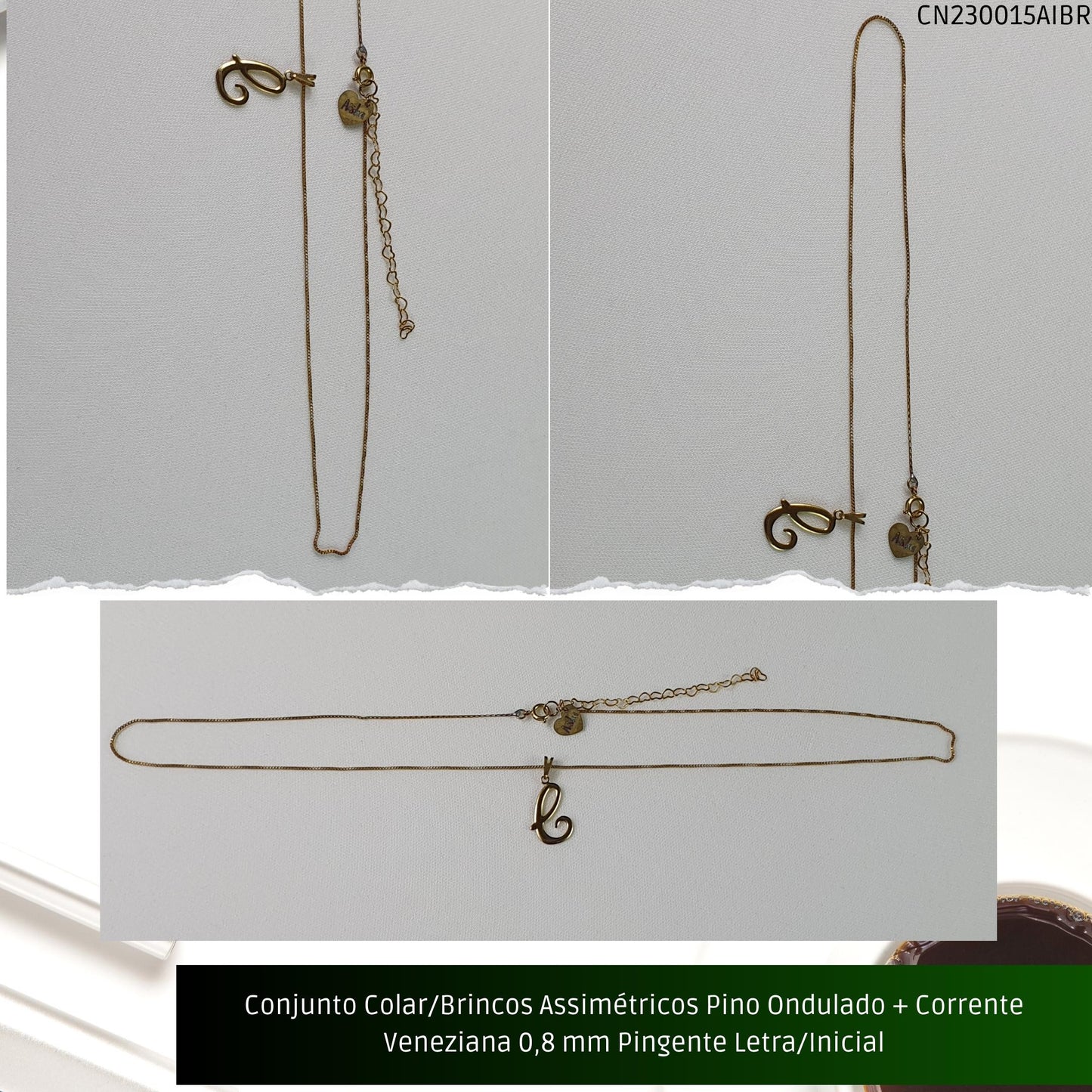 Conjunto Colar/Brincos Assimétricos Pino Ondulado + Corrente Veneziana 0.8 mm Pingente Letra/Inicial  - Código.: CN230015AIBR  - Peso.: 4.9 gr