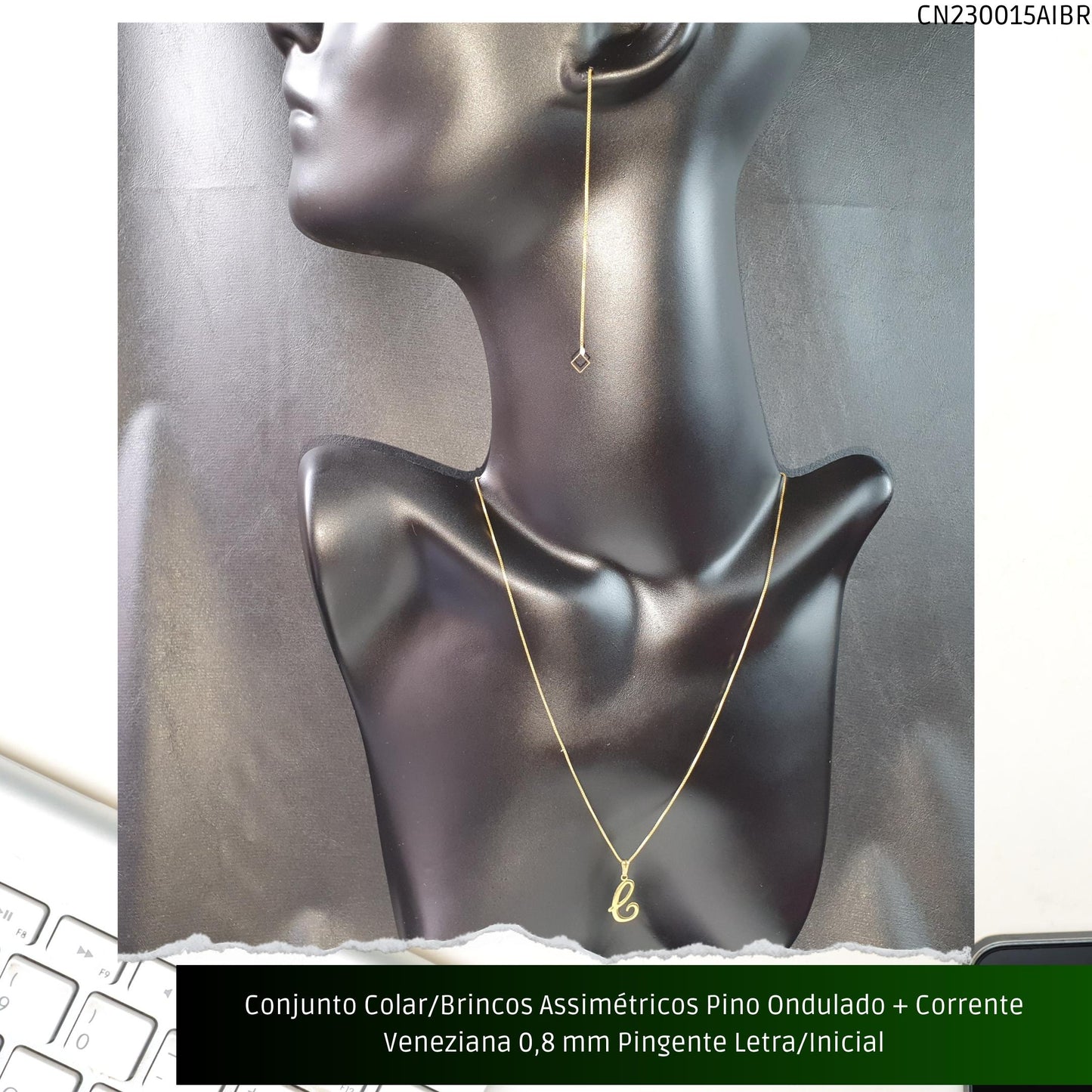 Conjunto Colar/Brincos Assimétricos Pino Ondulado + Corrente Veneziana 0.8 mm Pingente Letra/Inicial  - Código.: CN230015AIBR  - Peso.: 4.9 gr