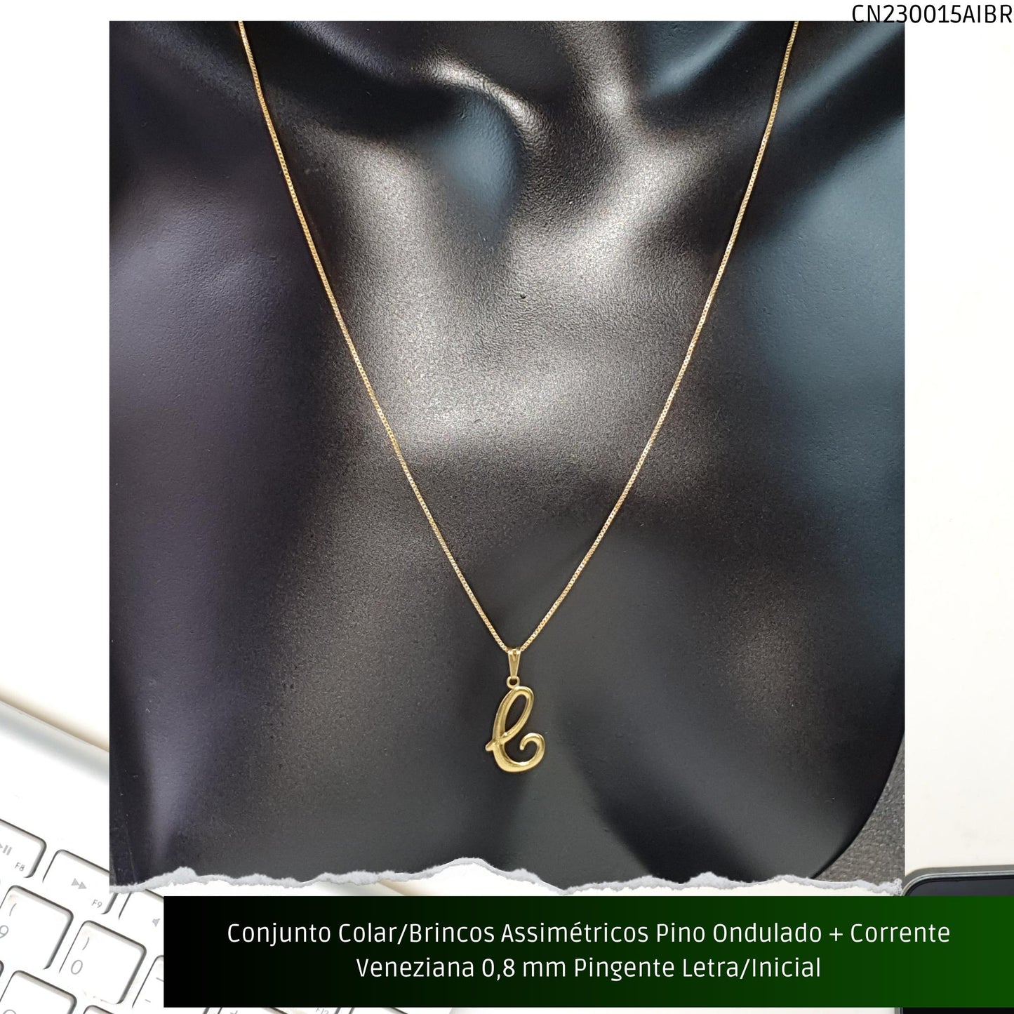 Conjunto Colar/Brincos Assimétricos Pino Ondulado + Corrente Veneziana 0.8 mm Pingente Letra/Inicial  - Código.: CN230015AIBR  - Peso.: 4.9 gr