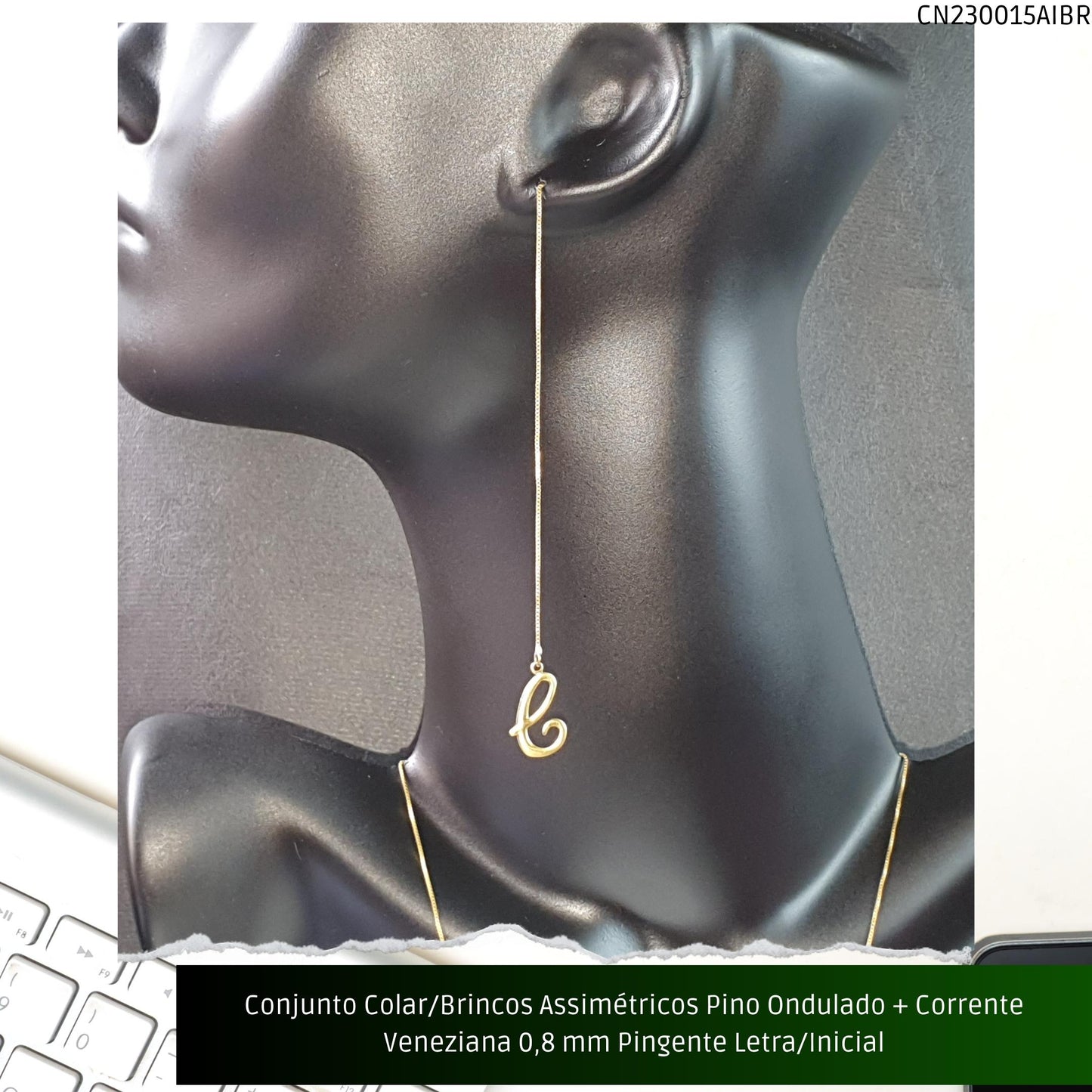 Conjunto Colar/Brincos Assimétricos Pino Ondulado + Corrente Veneziana 0.8 mm Pingente Letra/Inicial  - Código.: CN230015AIBR  - Peso.: 4.9 gr