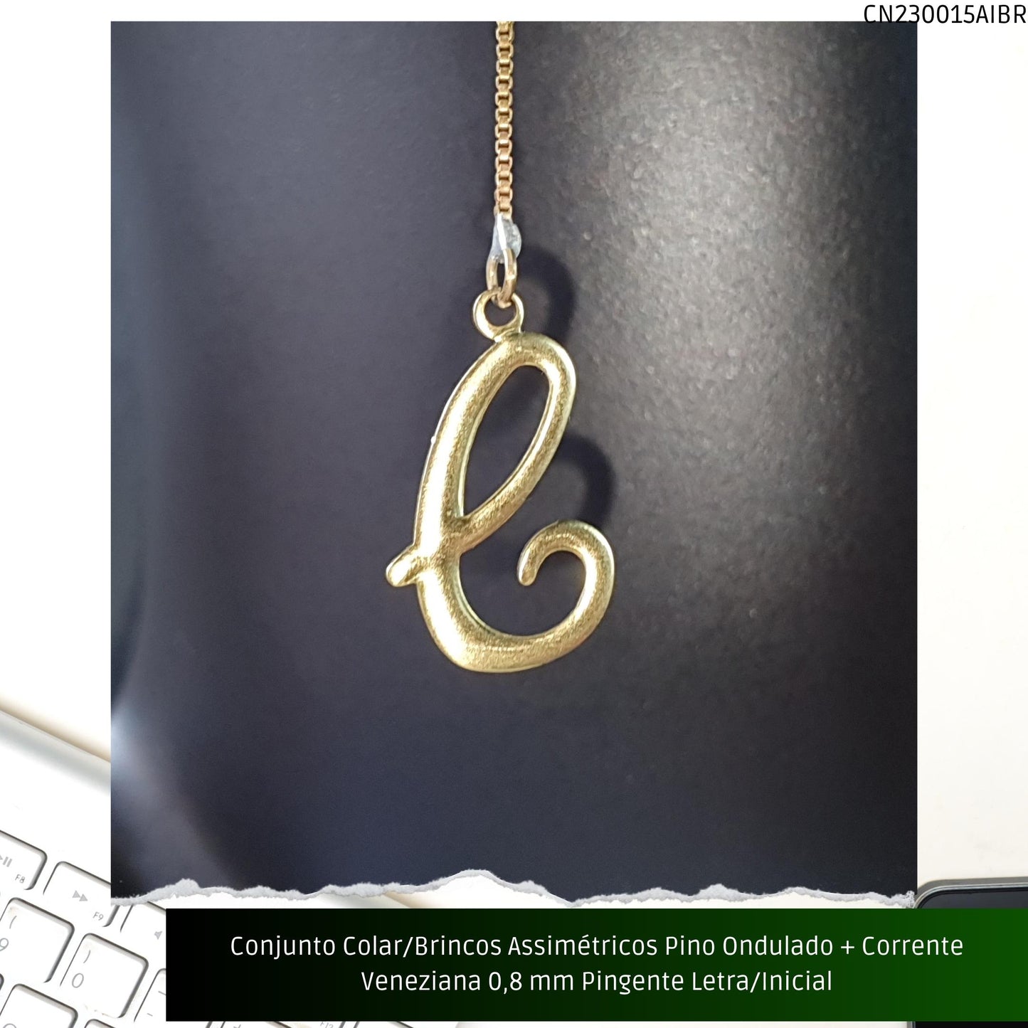 Conjunto Colar/Brincos Assimétricos Pino Ondulado + Corrente Veneziana 0.8 mm Pingente Letra/Inicial  - Código.: CN230015AIBR  - Peso.: 4.9 gr