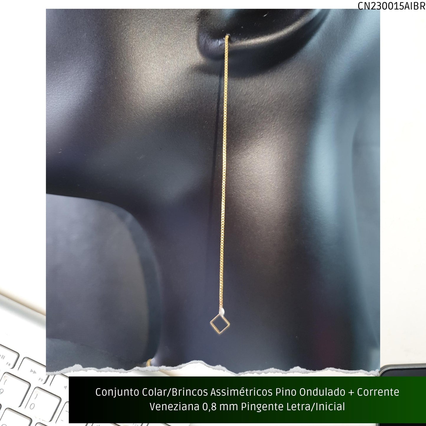 Conjunto Colar/Brincos Assimétricos Pino Ondulado + Corrente Veneziana 0.8 mm Pingente Letra/Inicial  - Código.: CN230015AIBR  - Peso.: 4.9 gr