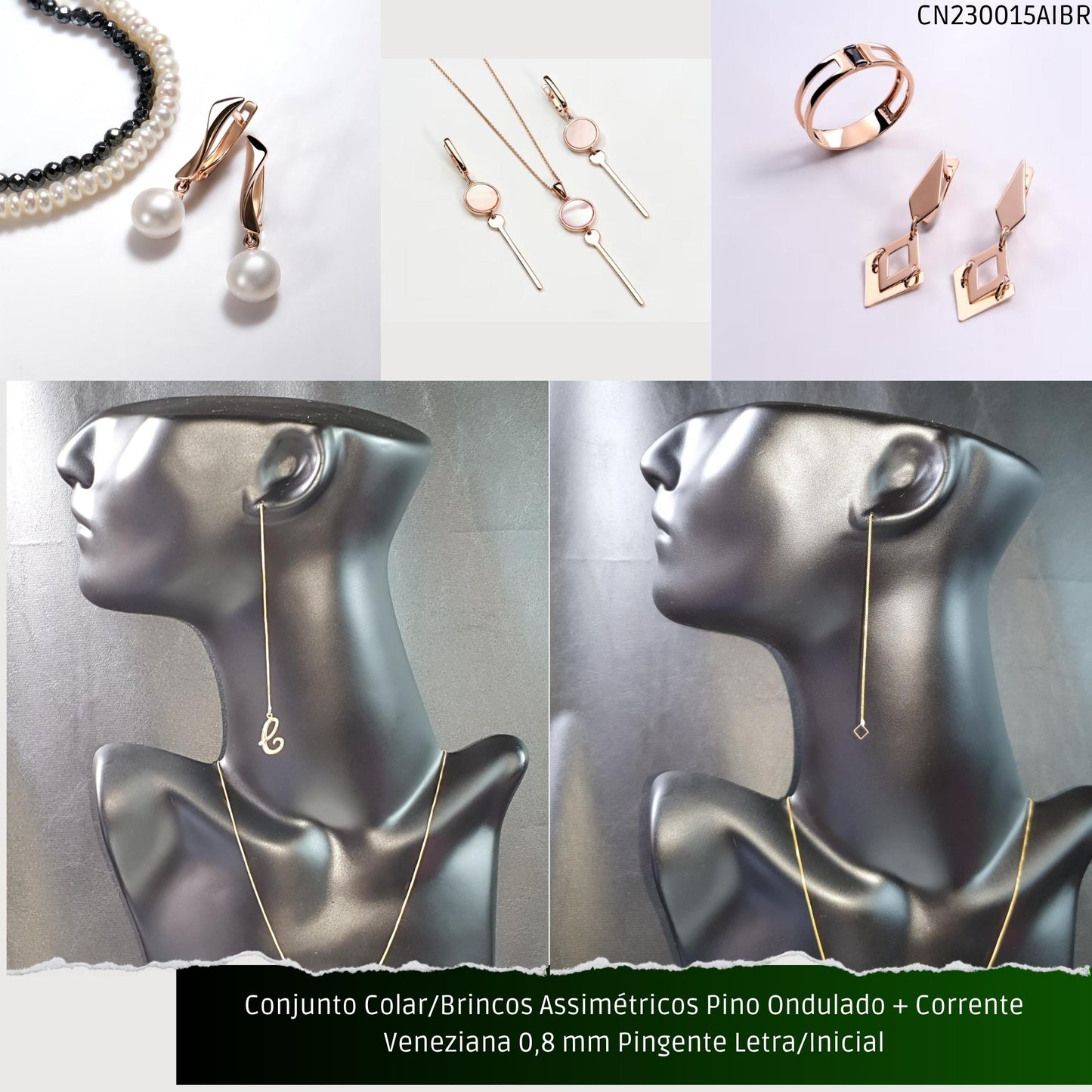 Conjunto Colar/Brincos Assimétricos Pino Ondulado + Corrente Veneziana 0.8 mm Pingente Letra/Inicial  - Código.: CN230015AIBR  - Peso.: 4.9 gr
