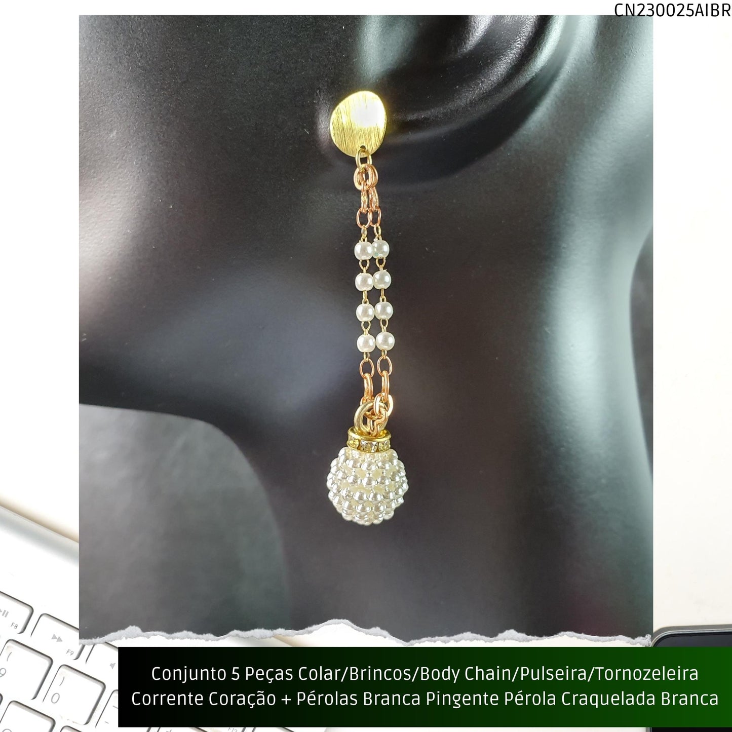 Conjunto 5 Peças Colar/Brincos/Body Chain/Pulseira/Tornozeleira Corrente Coração + Pérolas Brancas Pingente Pérola Craquelada Branca  - Código.: CN230025AIBR  - Peso.: 30.2 gr