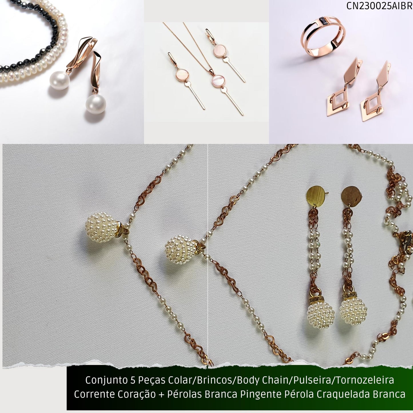 Conjunto 5 Peças Colar/Brincos/Body Chain/Pulseira/Tornozeleira Corrente Coração + Pérolas Brancas Pingente Pérola Craquelada Branca  - Código.: CN230025AIBR  - Peso.: 30.2 gr