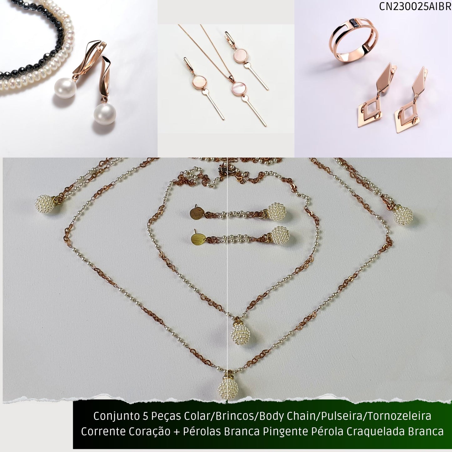 Conjunto 5 Peças Colar/Brincos/Body Chain/Pulseira/Tornozeleira Corrente Coração + Pérolas Brancas Pingente Pérola Craquelada Branca  - Código.: CN230025AIBR  - Peso.: 30.2 gr