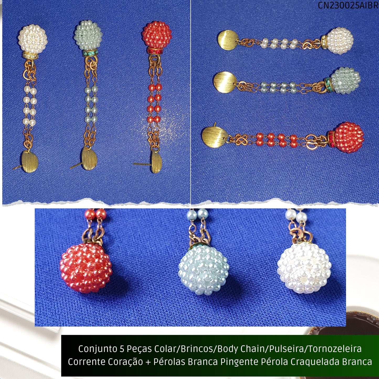 Conjunto 5 Peças Colar/Brincos/Body Chain/Pulseira/Tornozeleira Corrente Coração + Pérolas Brancas Pingente Pérola Craquelada Branca  - Código.: CN230025AIBR  - Peso.: 30.2 gr