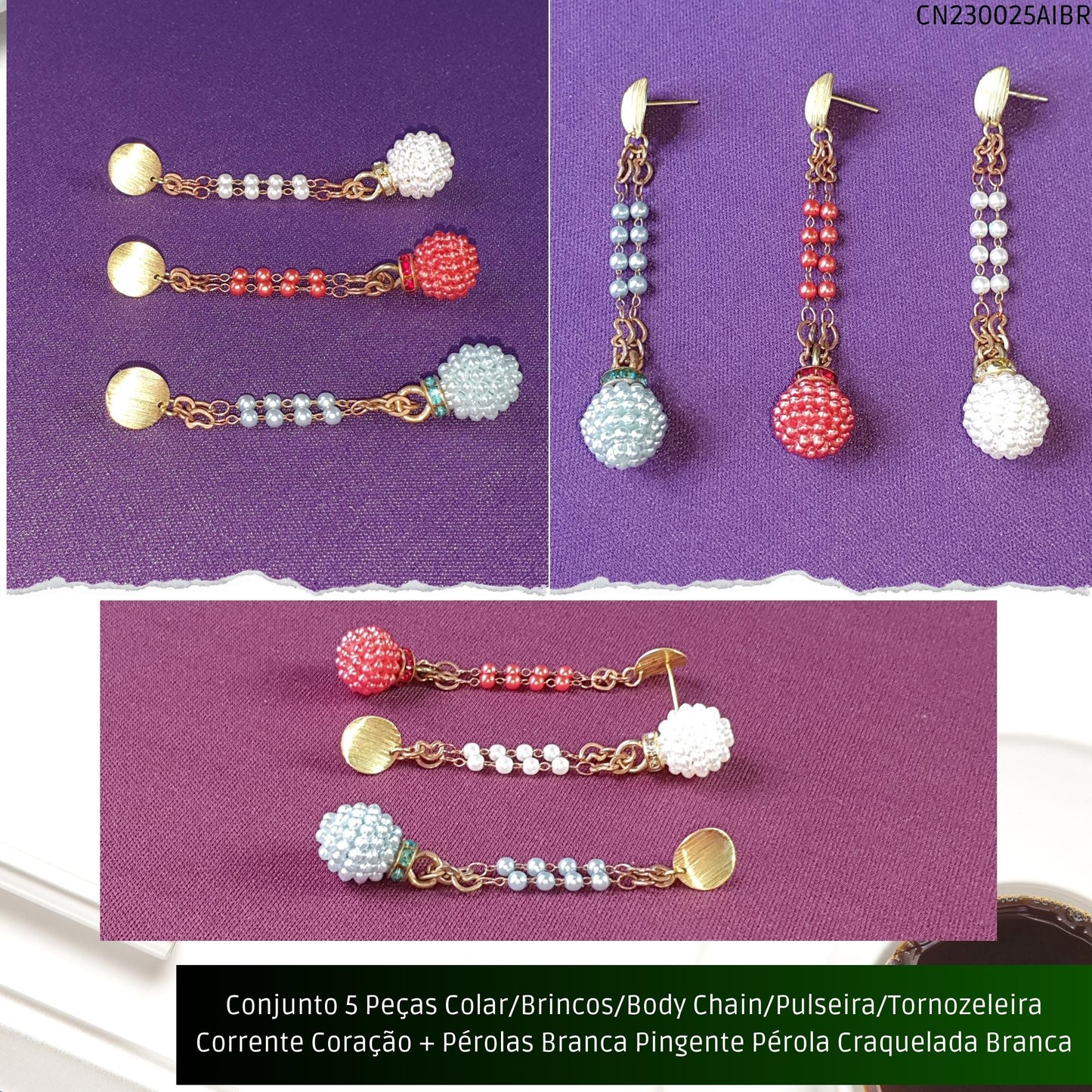Conjunto 5 Peças Colar/Brincos/Body Chain/Pulseira/Tornozeleira Corrente Coração + Pérolas Brancas Pingente Pérola Craquelada Branca  - Código.: CN230025AIBR  - Peso.: 30.2 gr