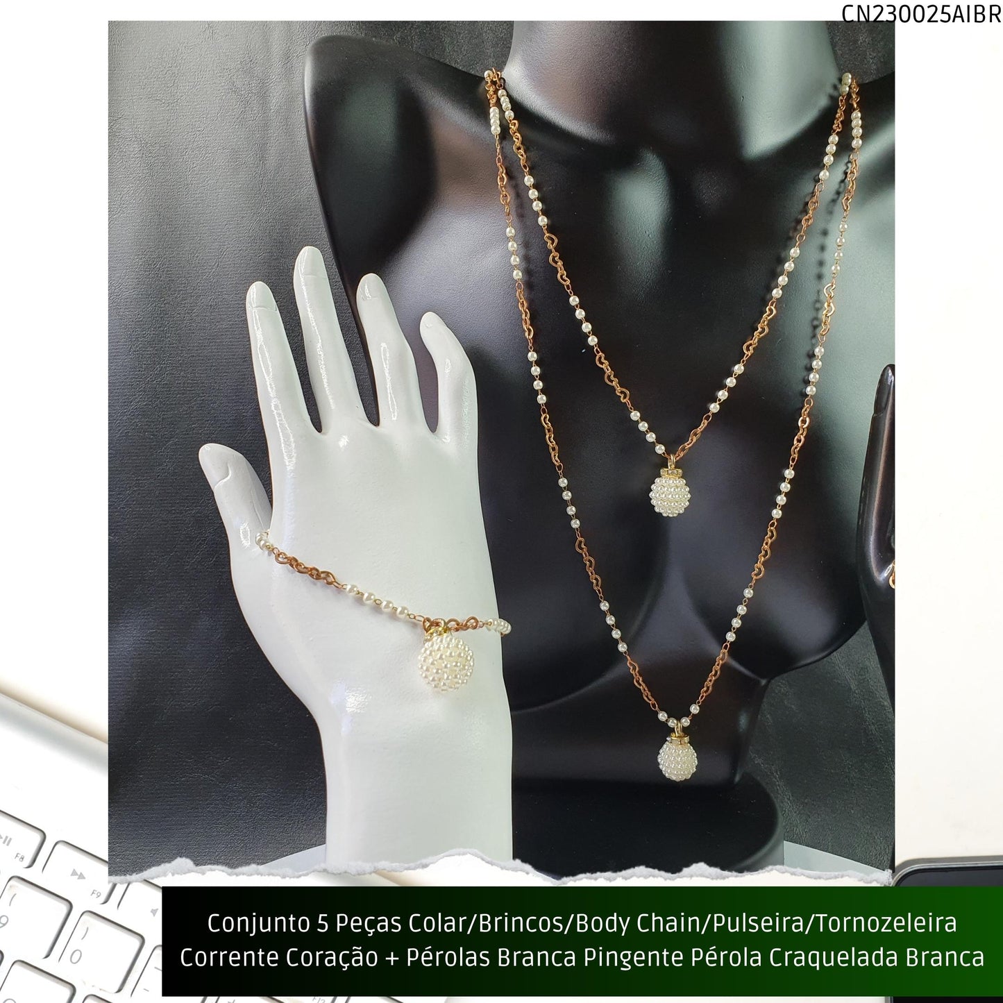 Conjunto 5 Peças Colar/Brincos/Body Chain/Pulseira/Tornozeleira Corrente Coração + Pérolas Brancas Pingente Pérola Craquelada Branca  - Código.: CN230025AIBR  - Peso.: 30.2 gr