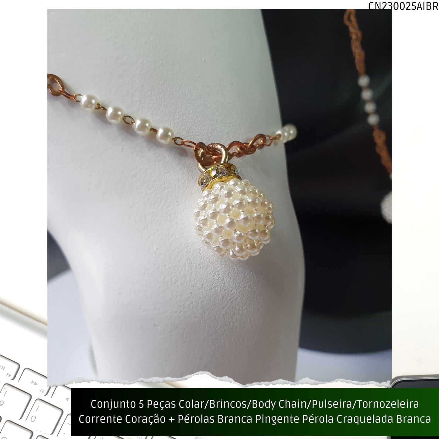 Conjunto 5 Peças Colar/Brincos/Body Chain/Pulseira/Tornozeleira Corrente Coração + Pérolas Brancas Pingente Pérola Craquelada Branca  - Código.: CN230025AIBR  - Peso.: 30.2 gr