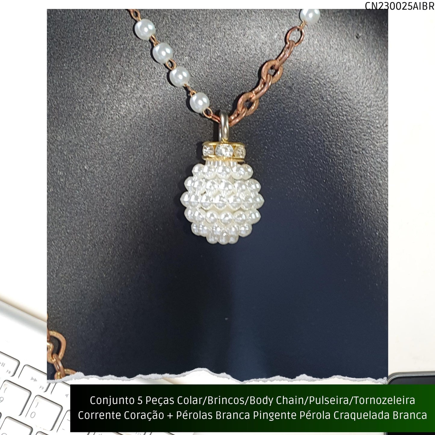 Conjunto 5 Peças Colar/Brincos/Body Chain/Pulseira/Tornozeleira Corrente Coração + Pérolas Brancas Pingente Pérola Craquelada Branca  - Código.: CN230025AIBR  - Peso.: 30.2 gr
