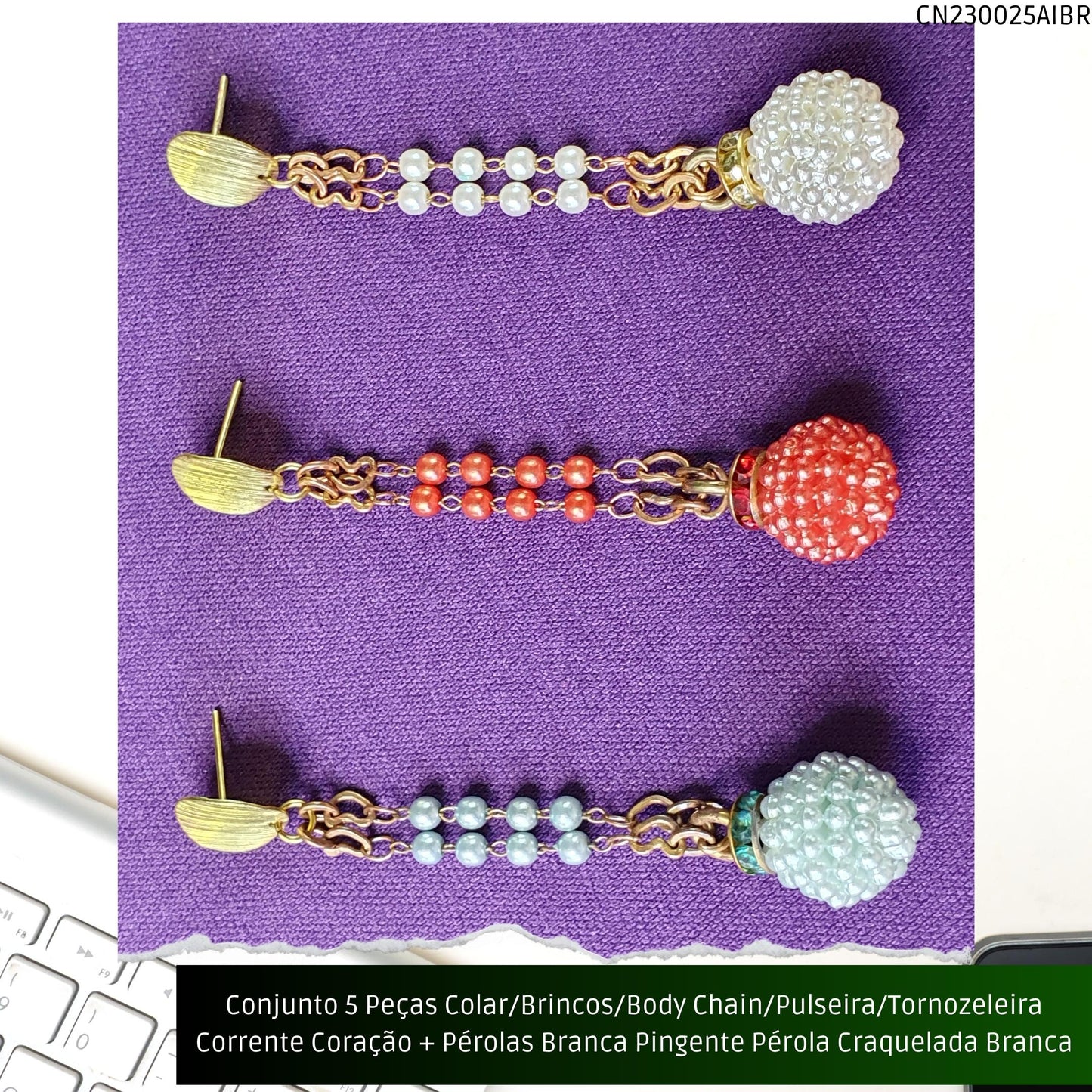 Conjunto 5 Peças Colar/Brincos/Body Chain/Pulseira/Tornozeleira Corrente Coração + Pérolas Brancas Pingente Pérola Craquelada Branca  - Código.: CN230025AIBR  - Peso.: 30.2 gr