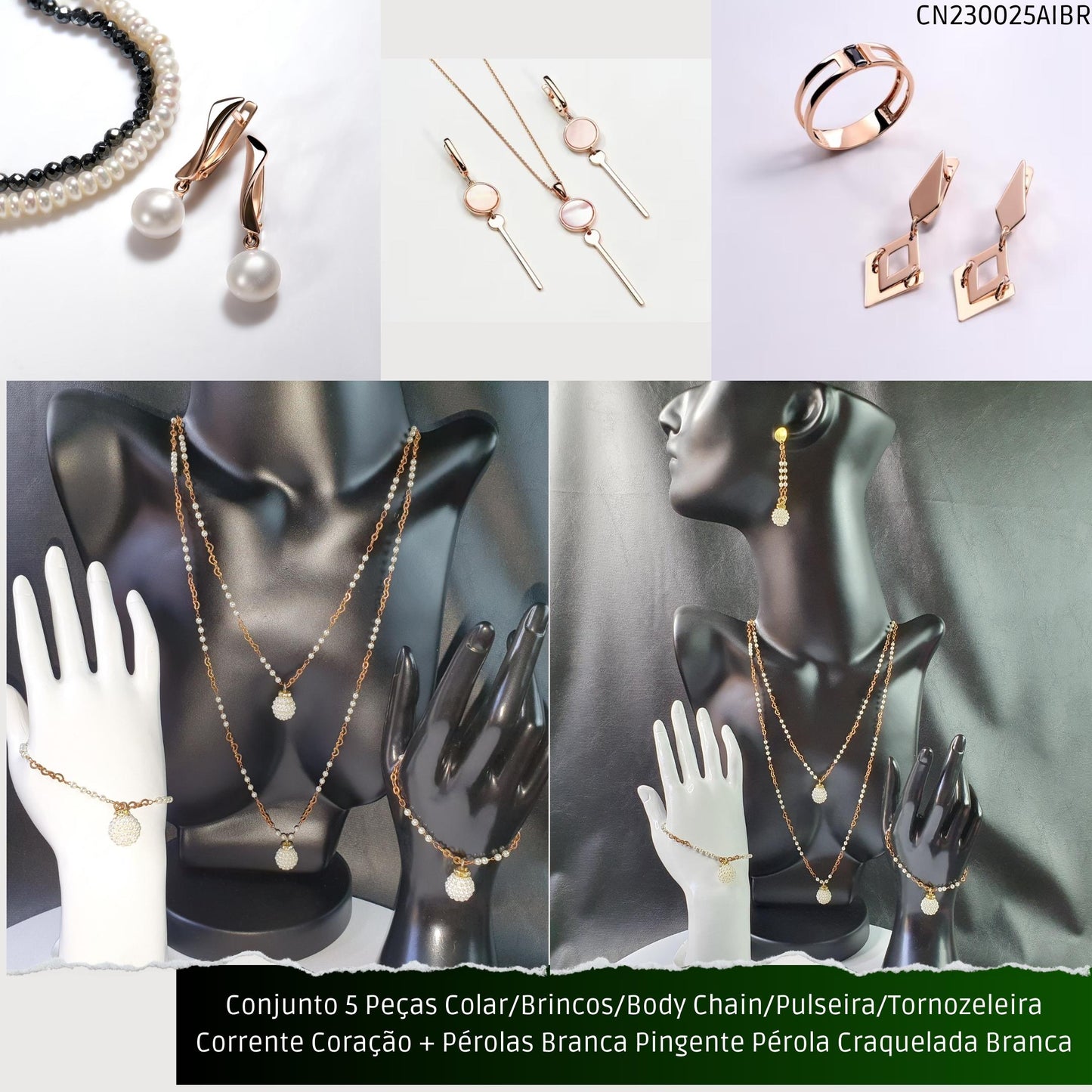 Conjunto 5 Peças Colar/Brincos/Body Chain/Pulseira/Tornozeleira Corrente Coração + Pérolas Brancas Pingente Pérola Craquelada Branca  - Código.: CN230025AIBR  - Peso.: 30.2 gr