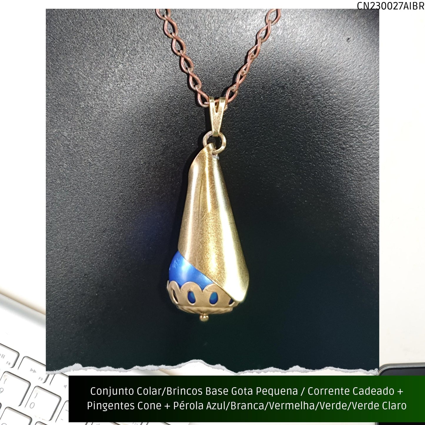 Conjunto Colar/Brincos Base Gota Pequena / Corrente Cadeado + Pingentes Cone + Pérolas Azul/Branca/Verde/Vermelha ou Verde Claro  - Código.: CN230027AIBR  - Peso.: 13.5 gr