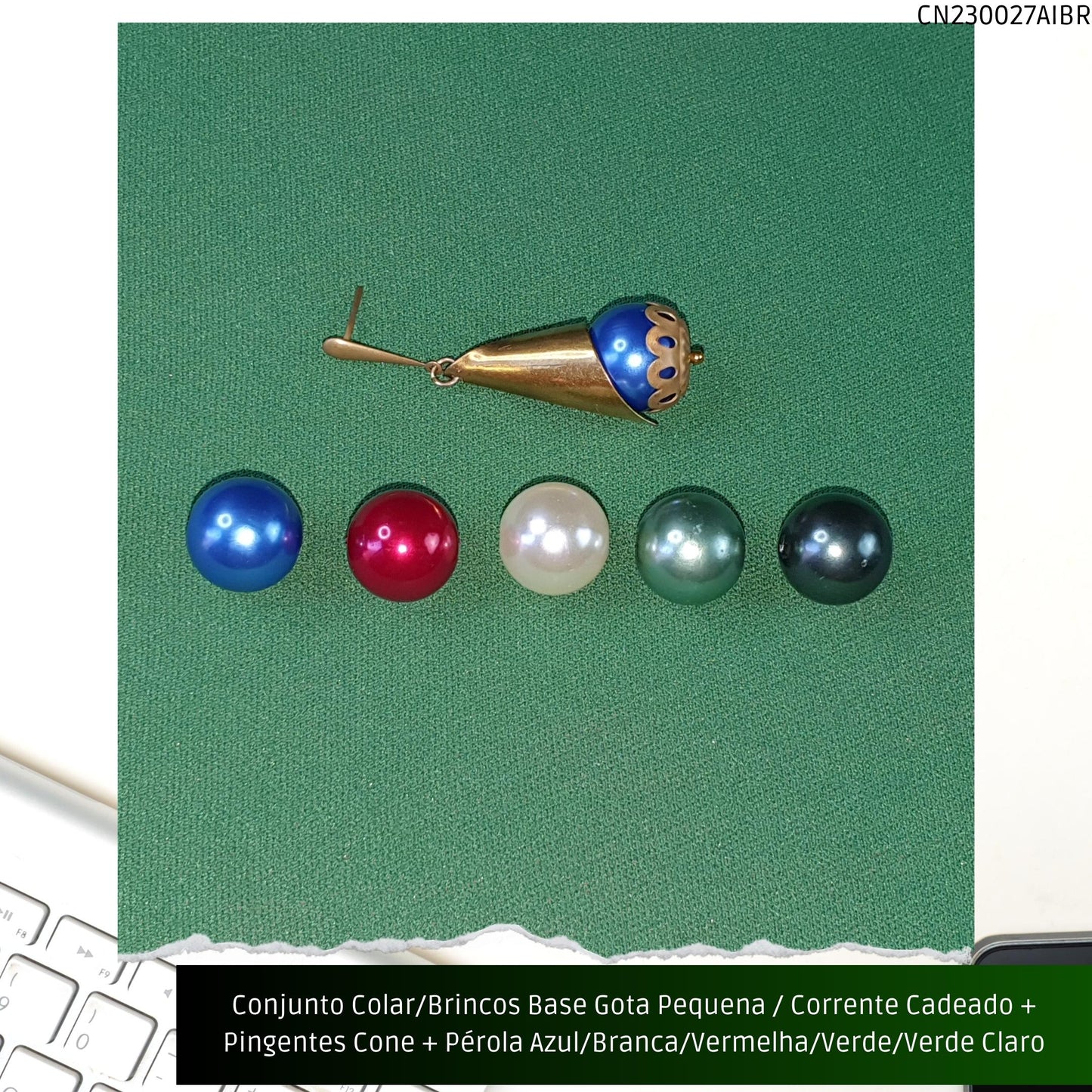 Conjunto Colar/Brincos Base Gota Pequena / Corrente Cadeado + Pingentes Cone + Pérolas Azul/Branca/Verde/Vermelha ou Verde Claro  - Código.: CN230027AIBR  - Peso.: 13.5 gr